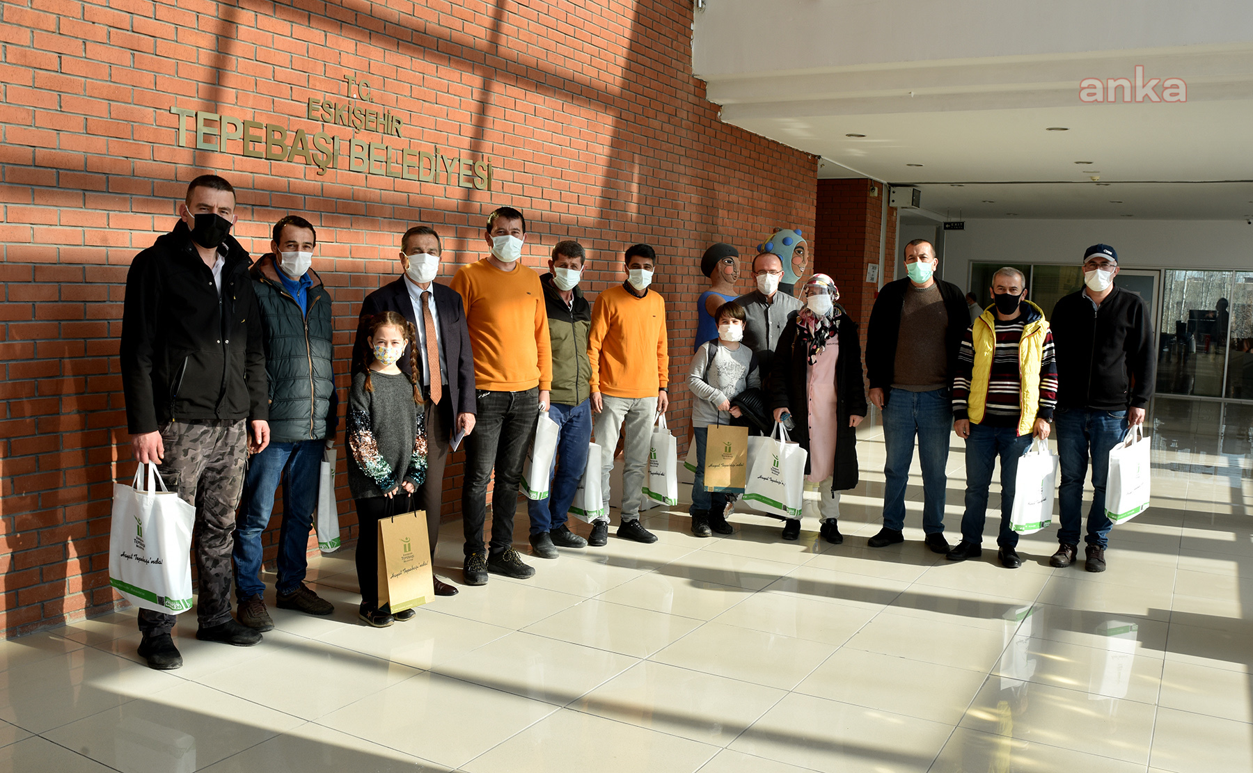 APARTMAN GÖREVLİLERİ, TEPEBAŞI BELEDİYE BAŞKANI ATAÇ’I ZİYARET ETTİ