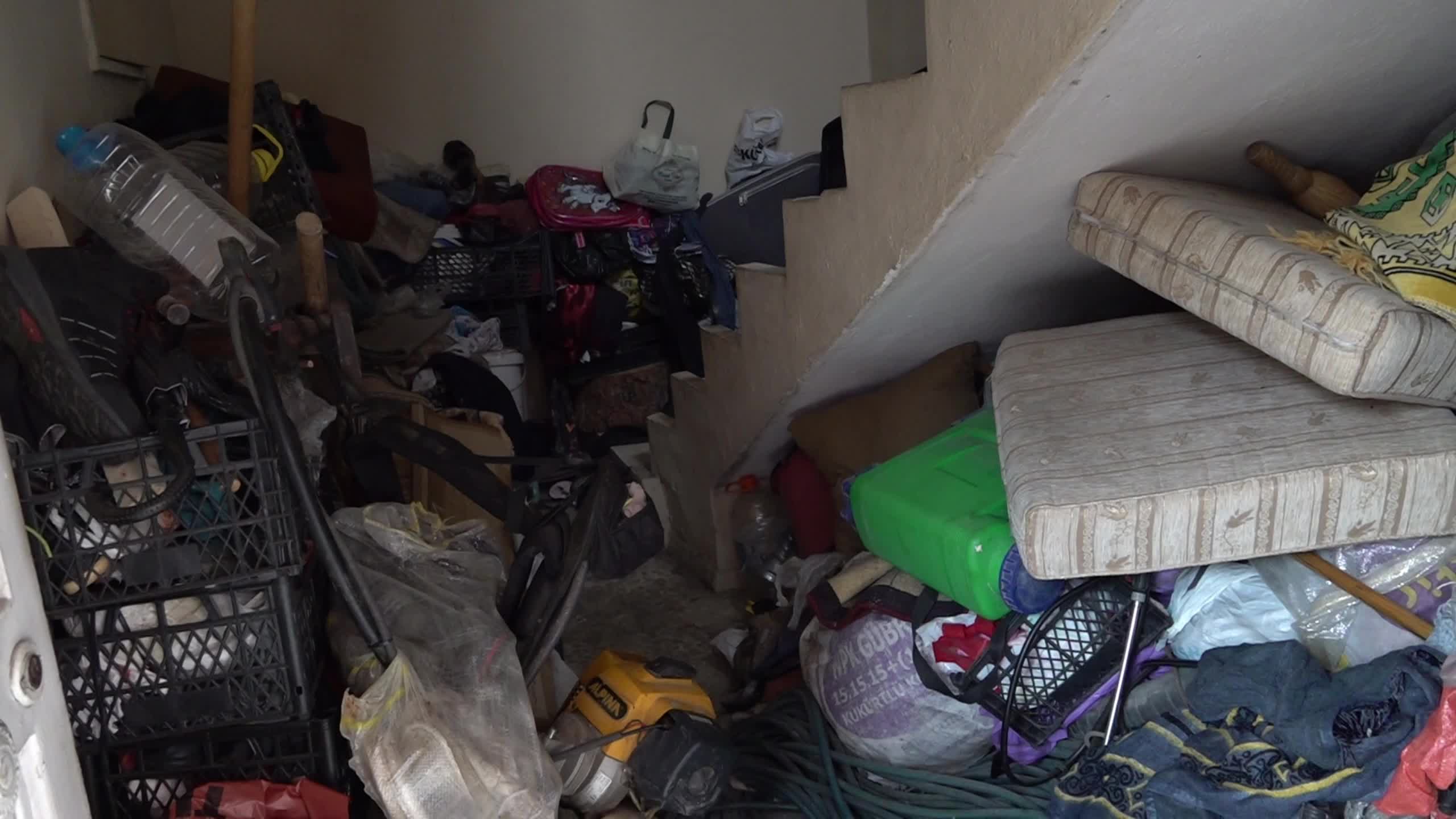 Mersin'de 73 yaşındaki adamın evinden 8 ton atık, 115 bin lira nakit para ve bir tabanca çıktı