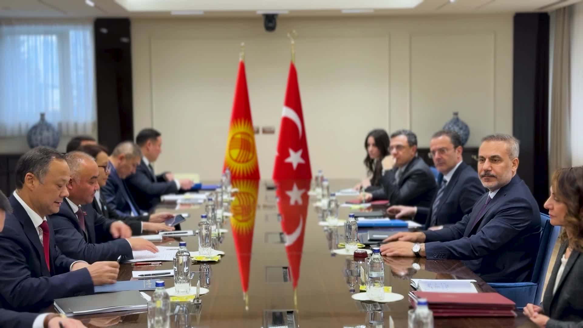 Bakan Fidan, Kırgızistan Parlamento Başkanı Uulu ile bir araya geldi