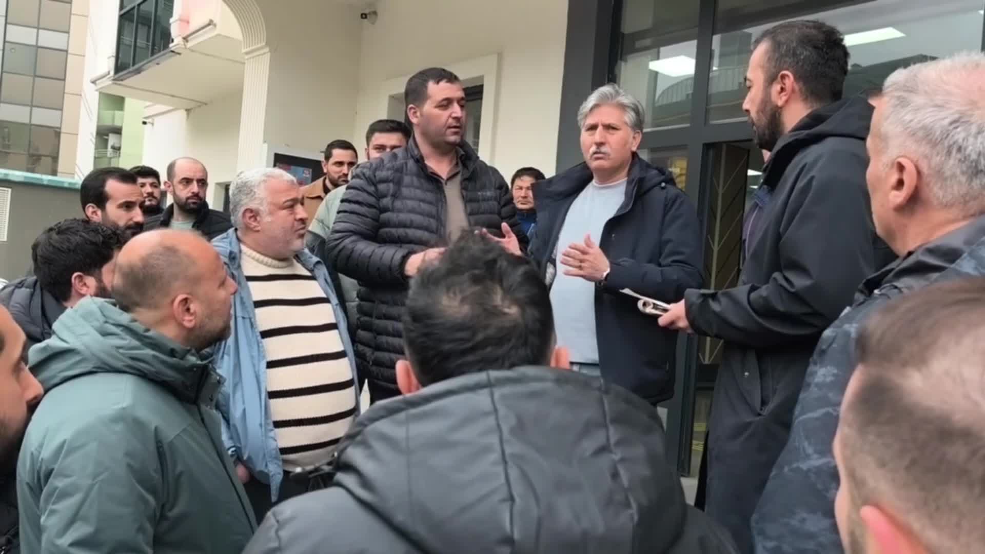 Iğdır'da 97 iş yeri "imara aykırılık" gerekçesiyle mühürlendi... Belediye ile esnaf temsilcileri sorunu çözmek için görüştü