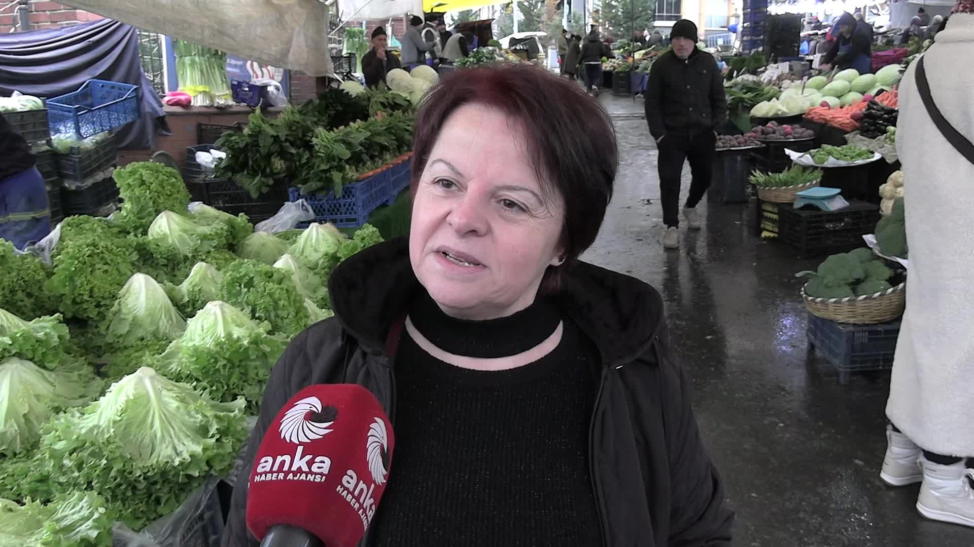 Emekliler bayram ikramiyesi artışı konusunda da tepkili: "Kendileri yiyorlar yiyorlar, bize para yok diyorlar. Köprüleri de satıp yiyecekler... Alay ediyorlar... Yazık insanlarımıza..."