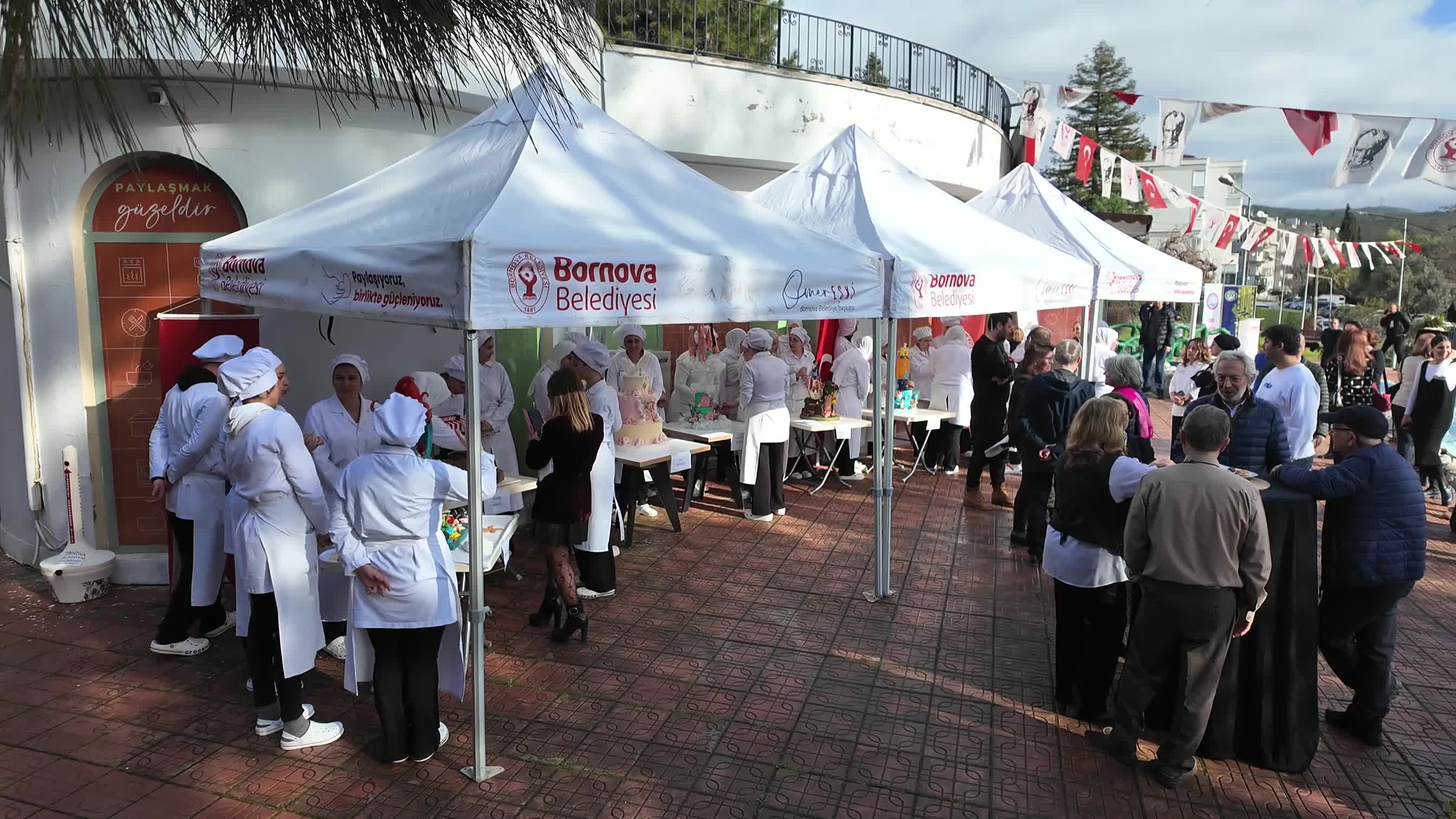 Bornova'da çoğunluğu kadın 114 kursiyer meslek sahibi oldu