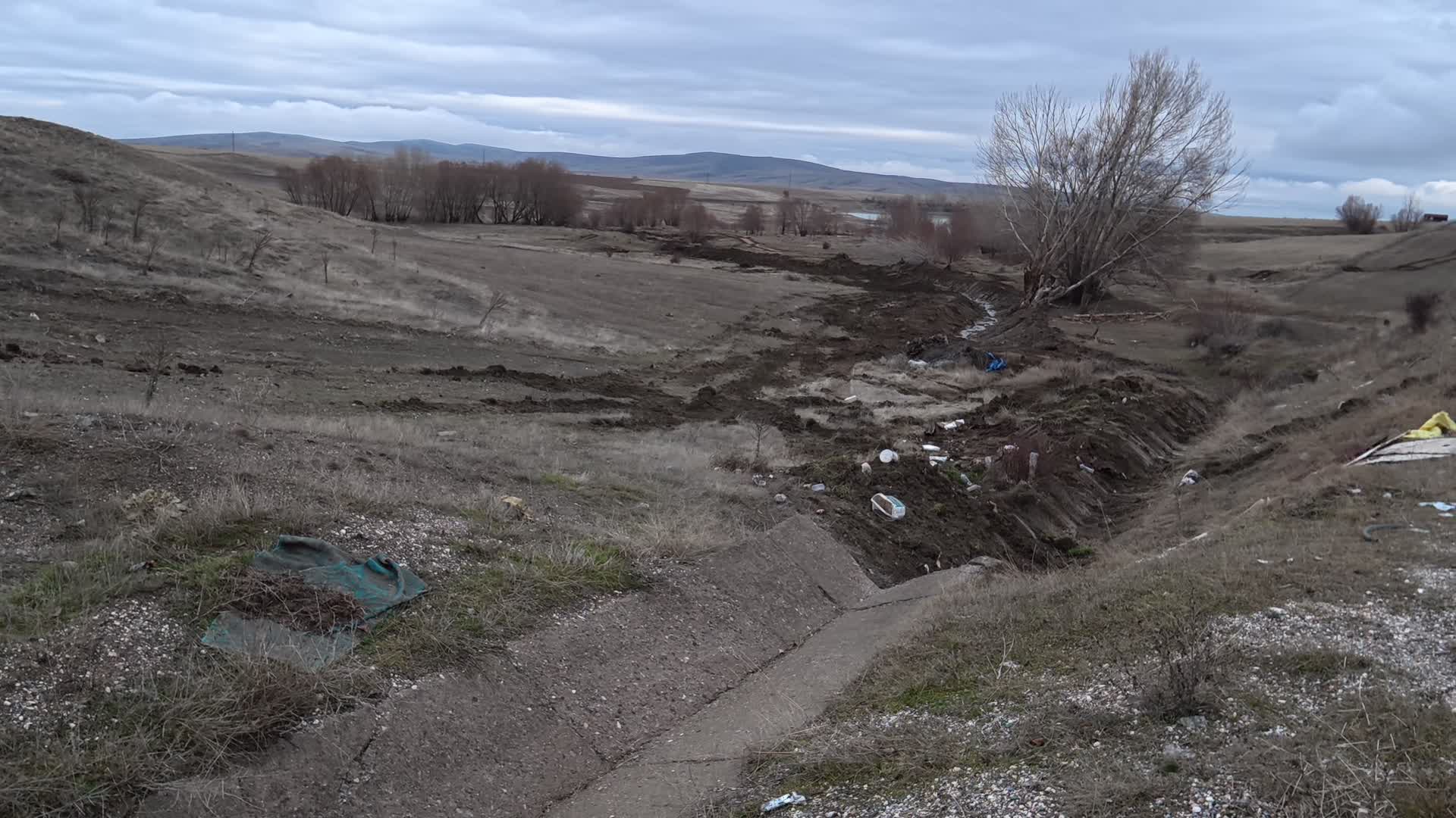 Yozgat’ta yağış sonrası dere yatakları temizlenerek, baraj ve göletlerde su seviyesi yükseltilmeye çalışılıyor