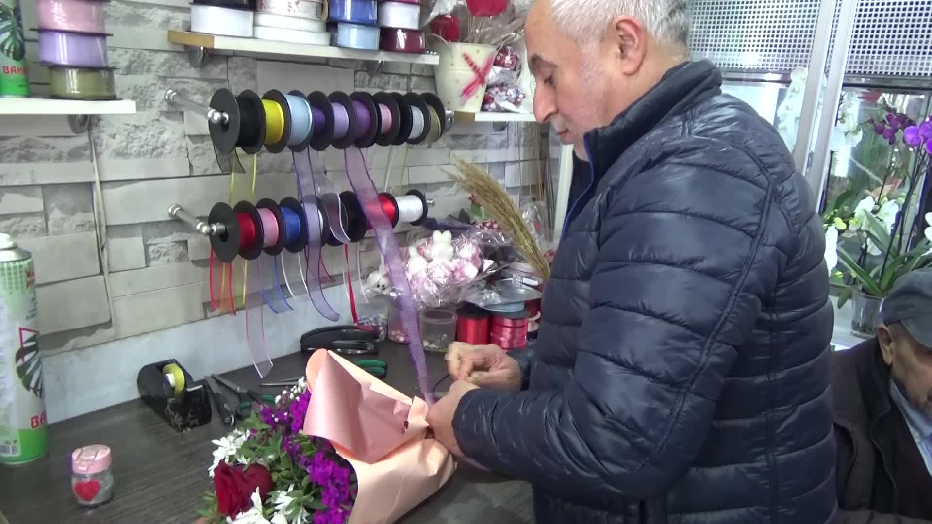 Gülün tanesi 250 liradan satılıyor