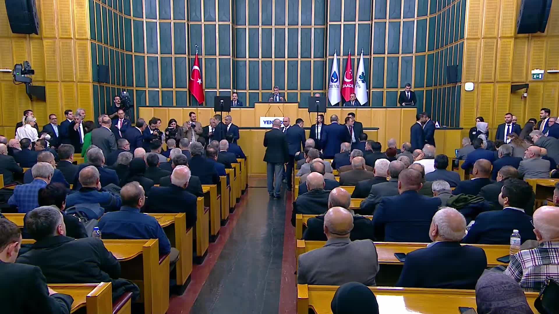Yeni Yol grup toplantısı... Mahmut Arıkan'dan AK Parti'ye: "'AK' demekle pak olunmuyor. Bunca yolsuzluk, usulsüzlük ve kayırmacılıkla 'AK' olunmaz"