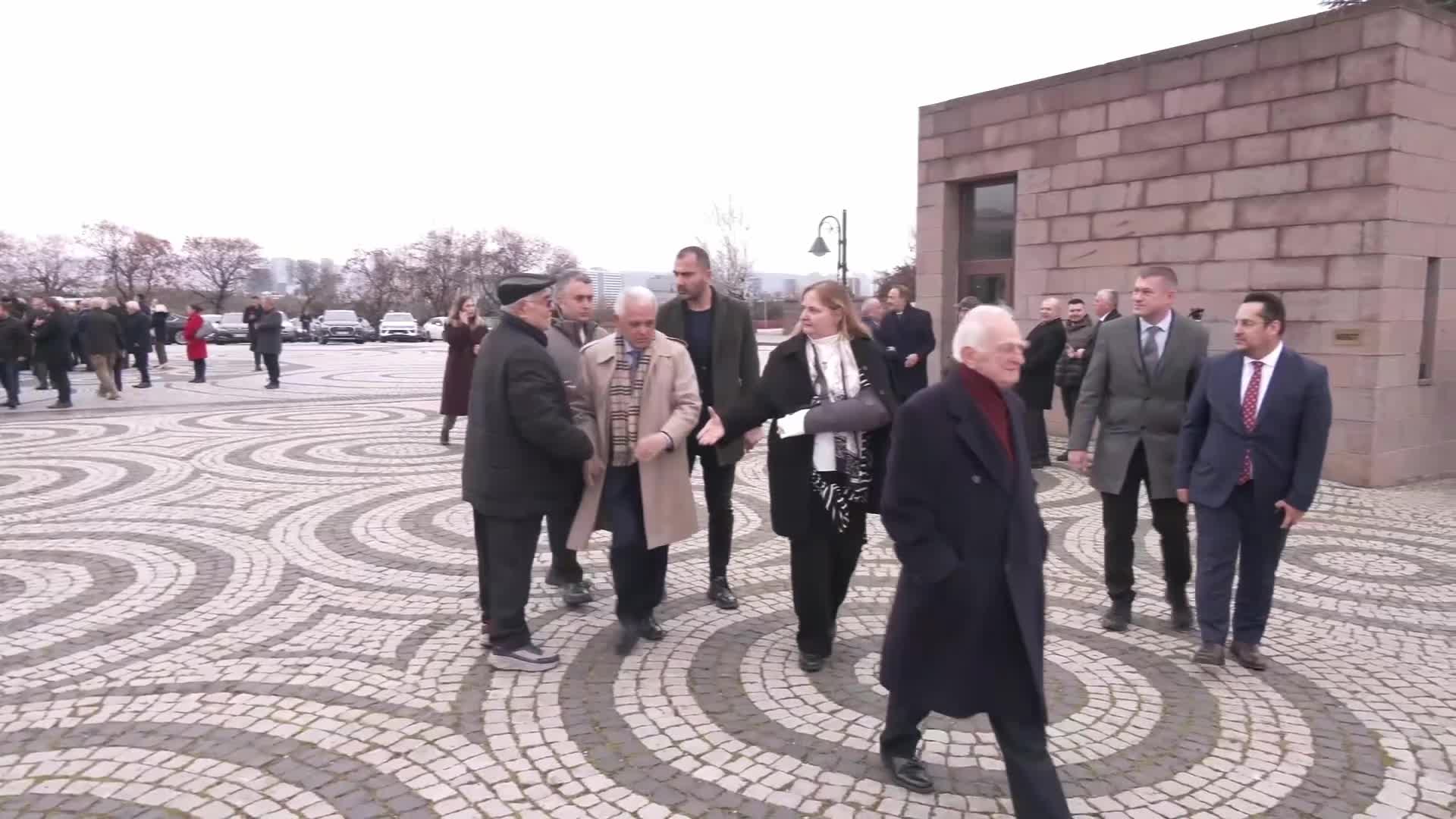 Deniz Baykal, vefatının üçüncü yılında mezarı başında anıldı... Özgür Özel: “Partiye operasyon yapmak için İstanbul’a Cumhuriyet Başsavcısı olarak görevlendirilen birisi, Adalet Bakanlığı’na atanabilmiştir”