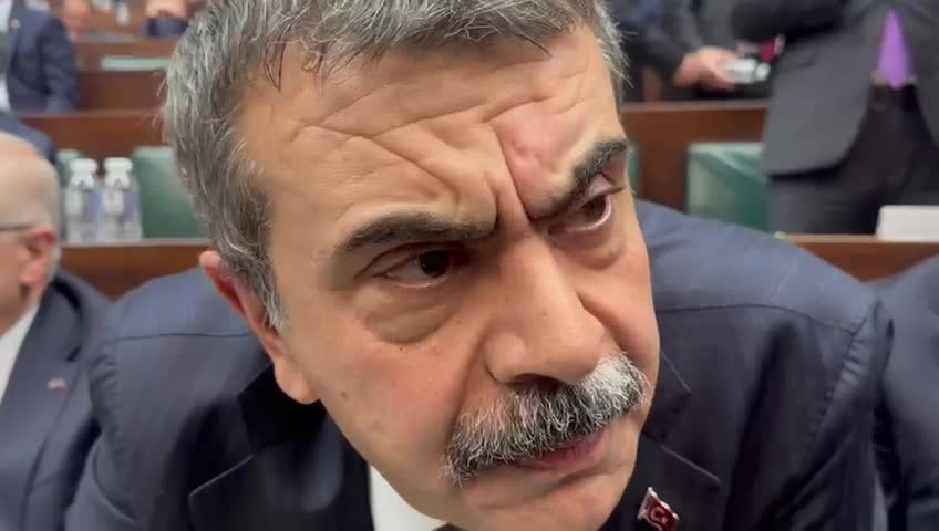 Bakan Tekin'den Özel'e: "Biraz daha özenli bir dil kullanmak lazım"