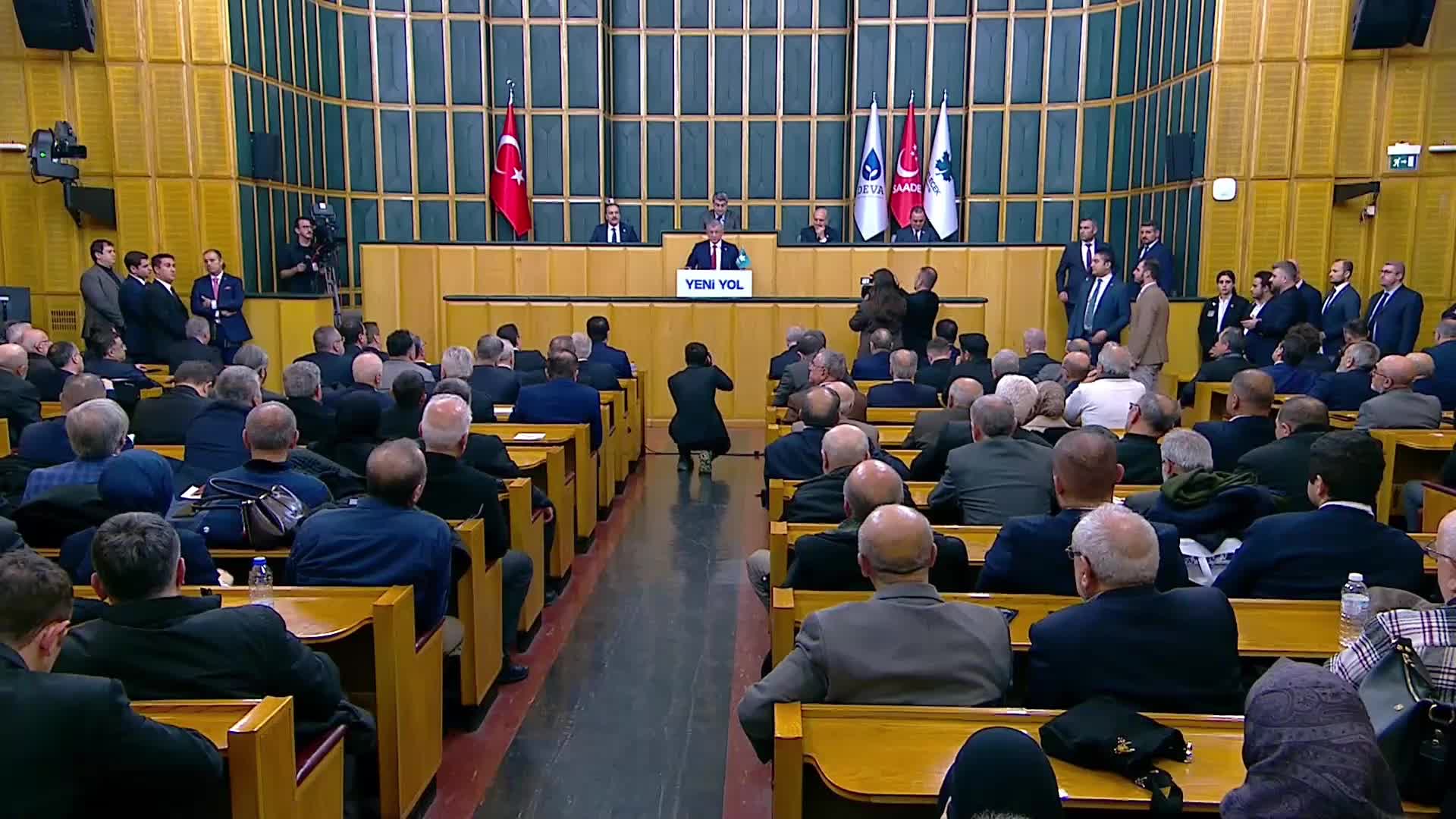 Ahmet Davutoğlu: "AK Parti milletvekilleri TBMM Genel Kurulu'nda dakikalarca alkışlamıyor muydunuz beni? Neredesiniz, hangi köşeye sindiniz?"