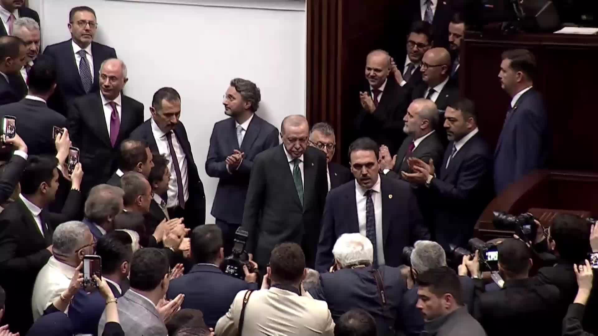 AK Parti Grup Toplantısı... Cumhurbaşkanı Erdoğan: "Millet son günlerde dizi izlemeyi bıraktı her akşam CHP'nin skandallarını seyretmeye başladı"