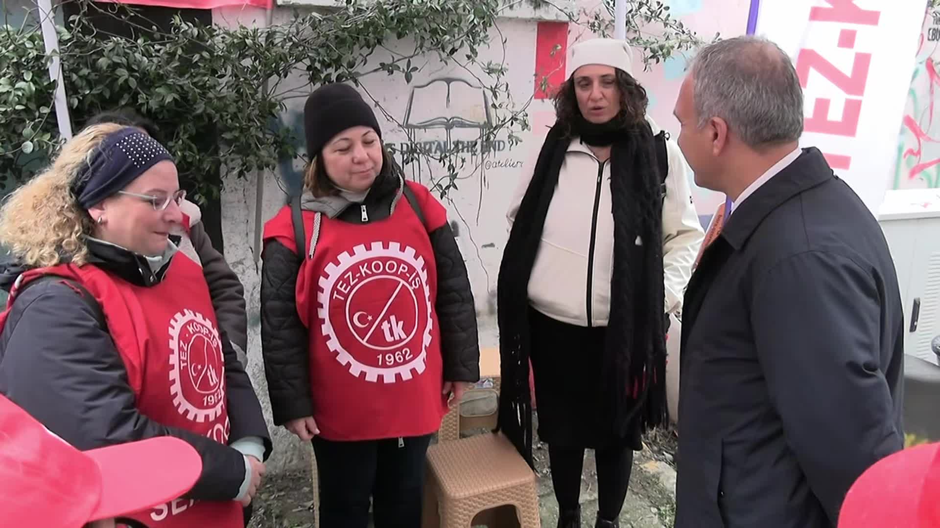 Özel İtalyan Lisesi'nde, grevdeki öğretmenleri ziyaret eden Özçağdaş: "Burada yanlış işler oluyor"
