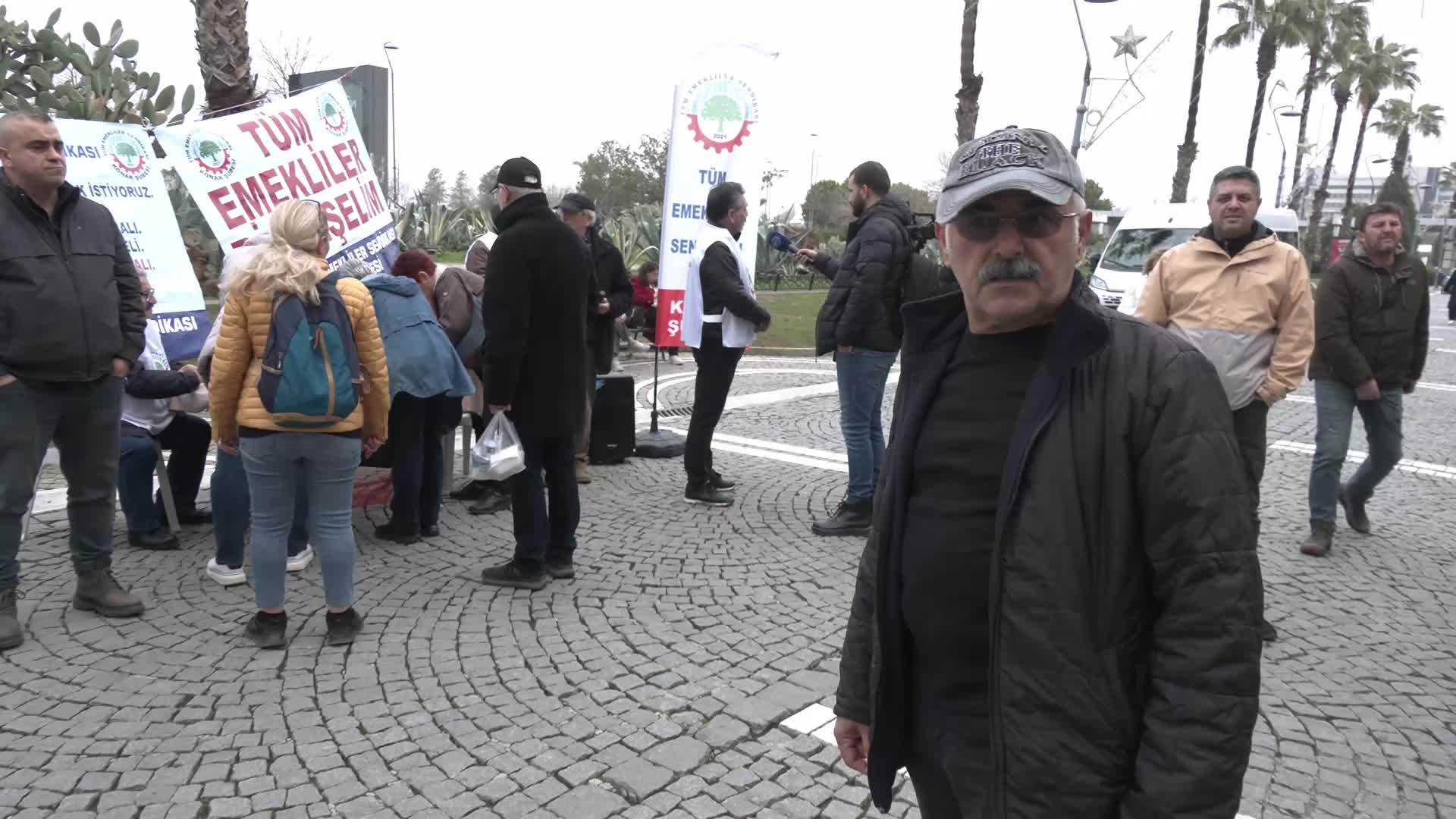 İzmir'de emeklilerden imza kampanyası...“Pazara akşam gidiyoruz ama yine ucuz değil”