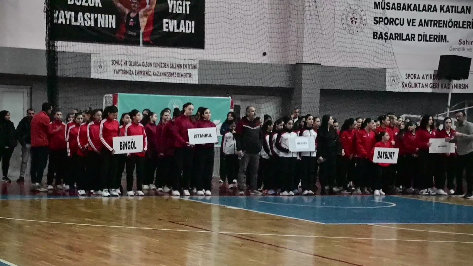 Voleybol yıldızlar yarı final müsabakaları Yozgat’ta başladı