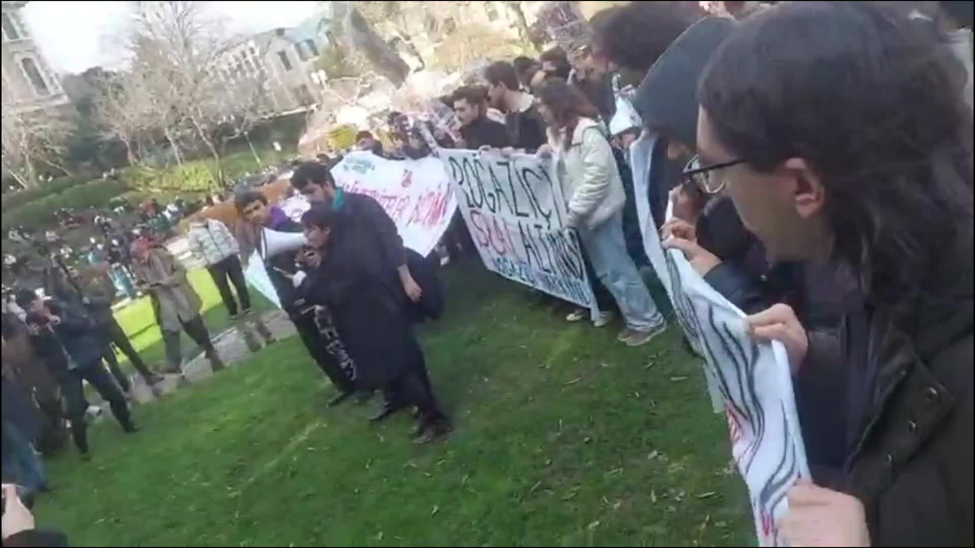 Boğaziçili öğrenciler: Üniversitemiz karakoldan farksız. Kulüplerimiz, binalarımız geri verilmeli