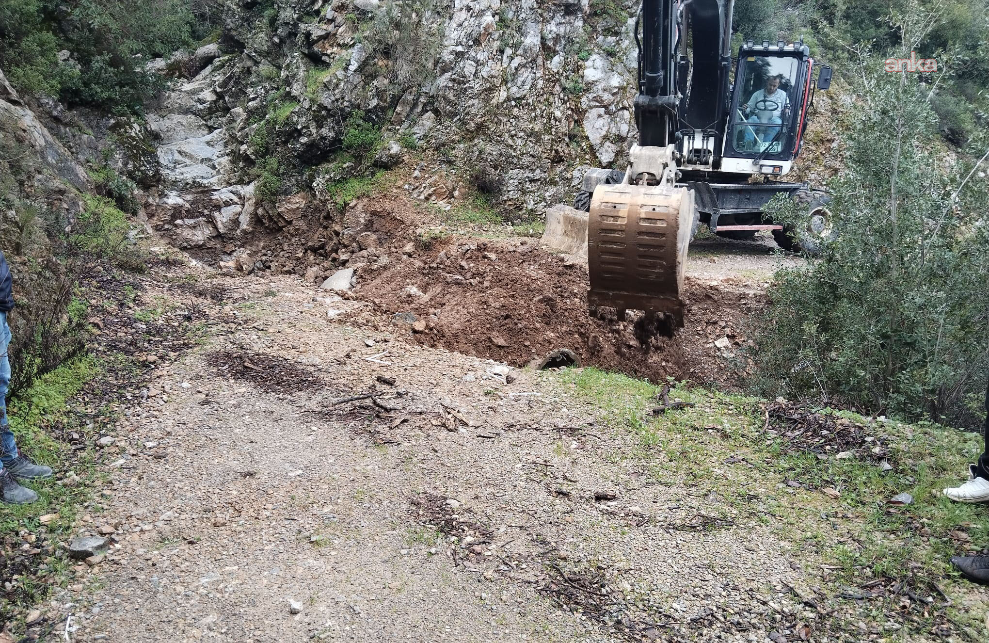 Kuşadası’nda selden zarar gören Kirazlı Mahallesi yolu onarıldı