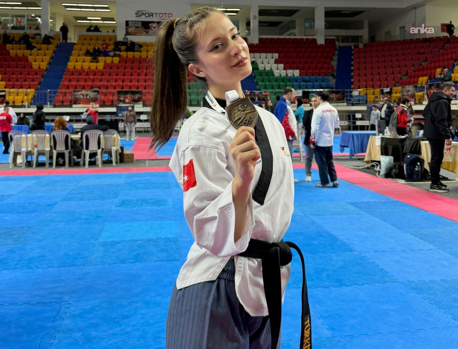Edremitli taekwondo sporcusu Ecrin Yanıt, Türkiye Şampiyonu oldu