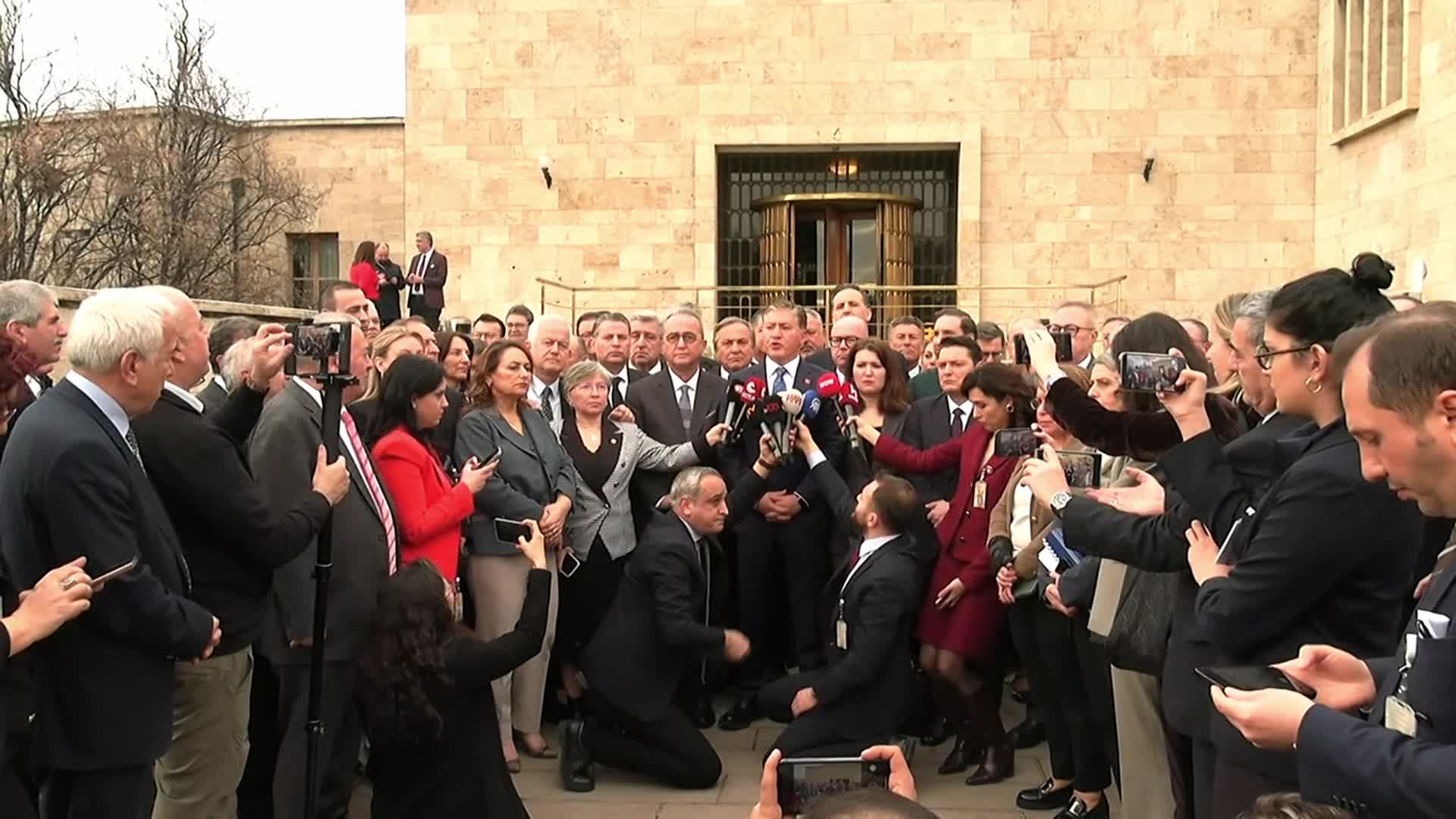 Meclis'te yemin kavgası... Murat Emir: “Bu atamanın doğru okuması, Cumhuriyet’in temellerine bir saldırı olduğu gerçeğidir”