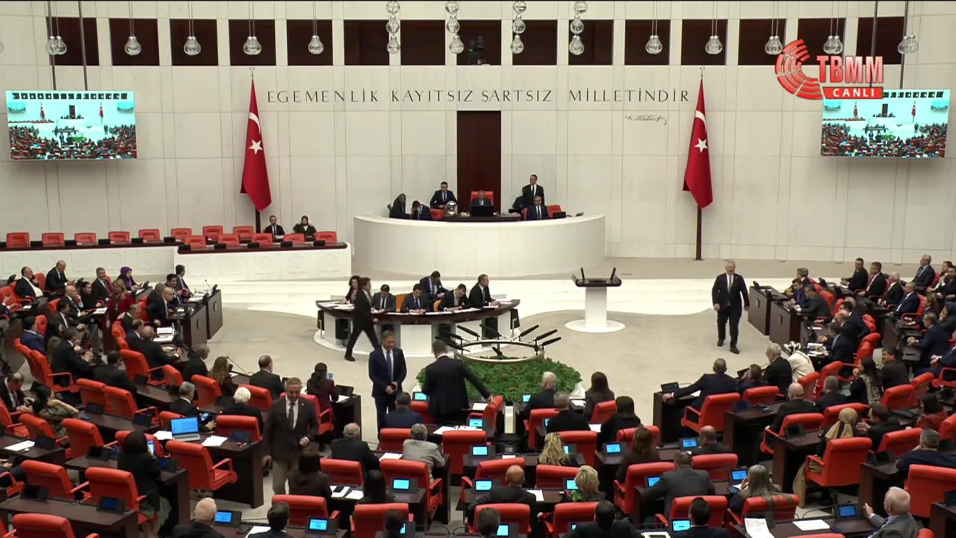 Meclis'te yemin kavgası... Genel Kurul'da Adalet Bakanlığı'na atanan Akın Gürlek'in yemini sırasında kavga çıktı