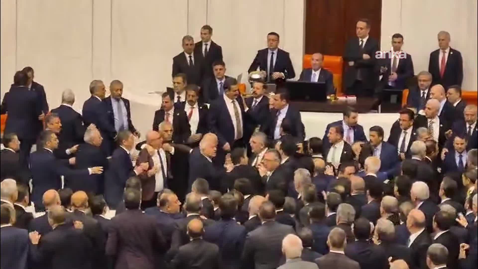 Meclis'teki yemin kavgası... TBMM Genel Kurulu'nda yemin töreni sırasında tekmeli yumruklu kavga