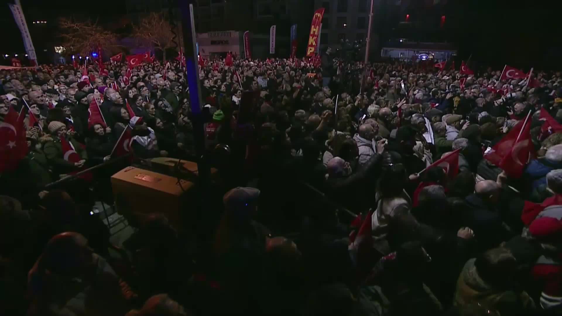 CHP'nin Adalar Mitingi... Özgür Özel: "Bir memleketin altın yumurtlayan tavuğu, iki yumurta evvel almak için ellere satılmaz"
