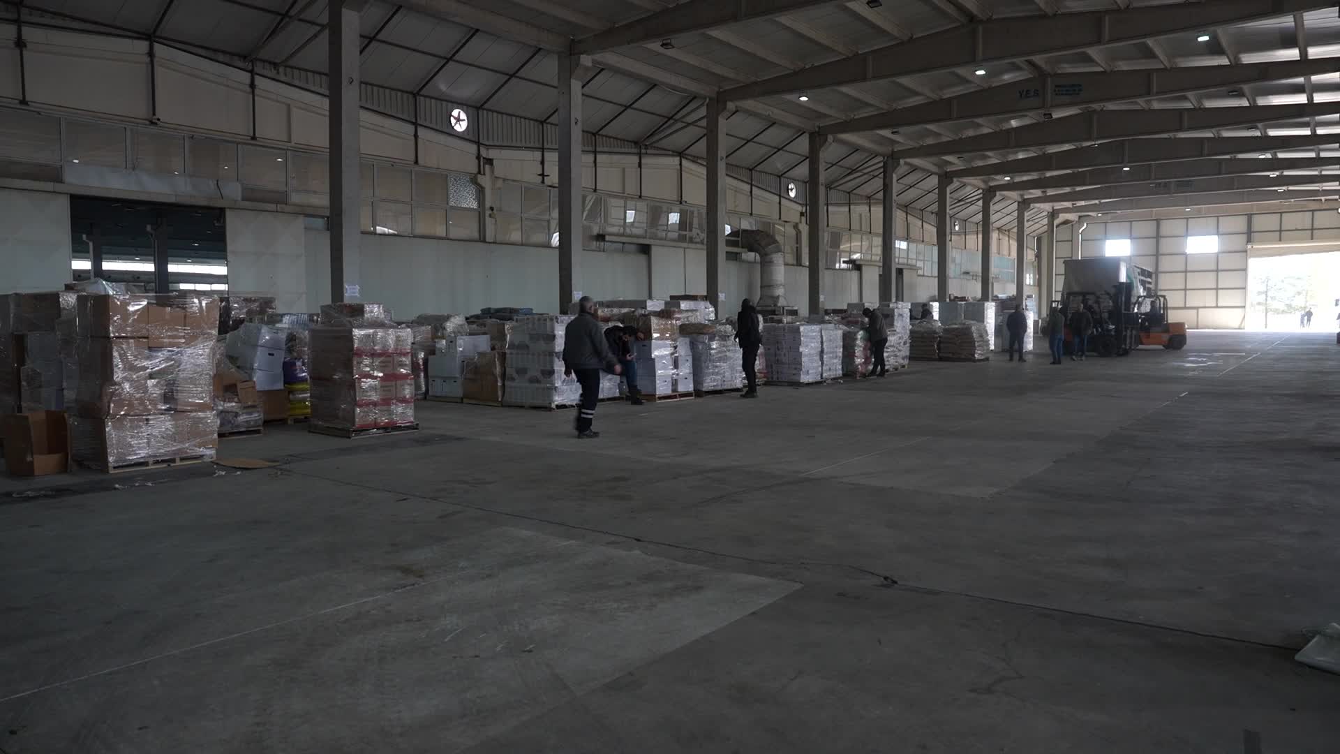 Diyarbakır’da toplanan 25 tır yardım malzemesi Kobani’ye ulaştı