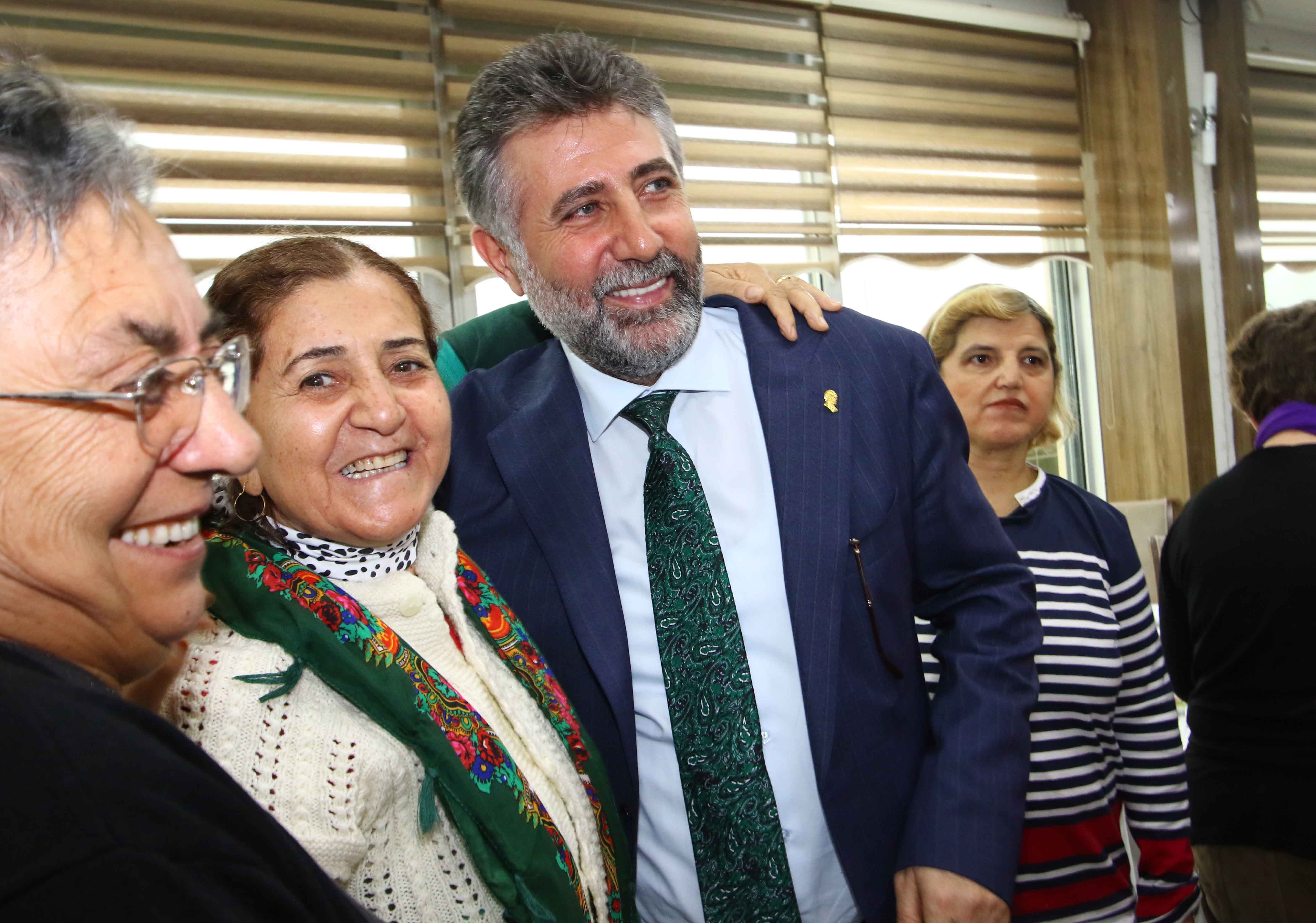 BAYRAKLI BELEDİYE BAŞKANI SANDAL, KADINLARLA BULUŞTU