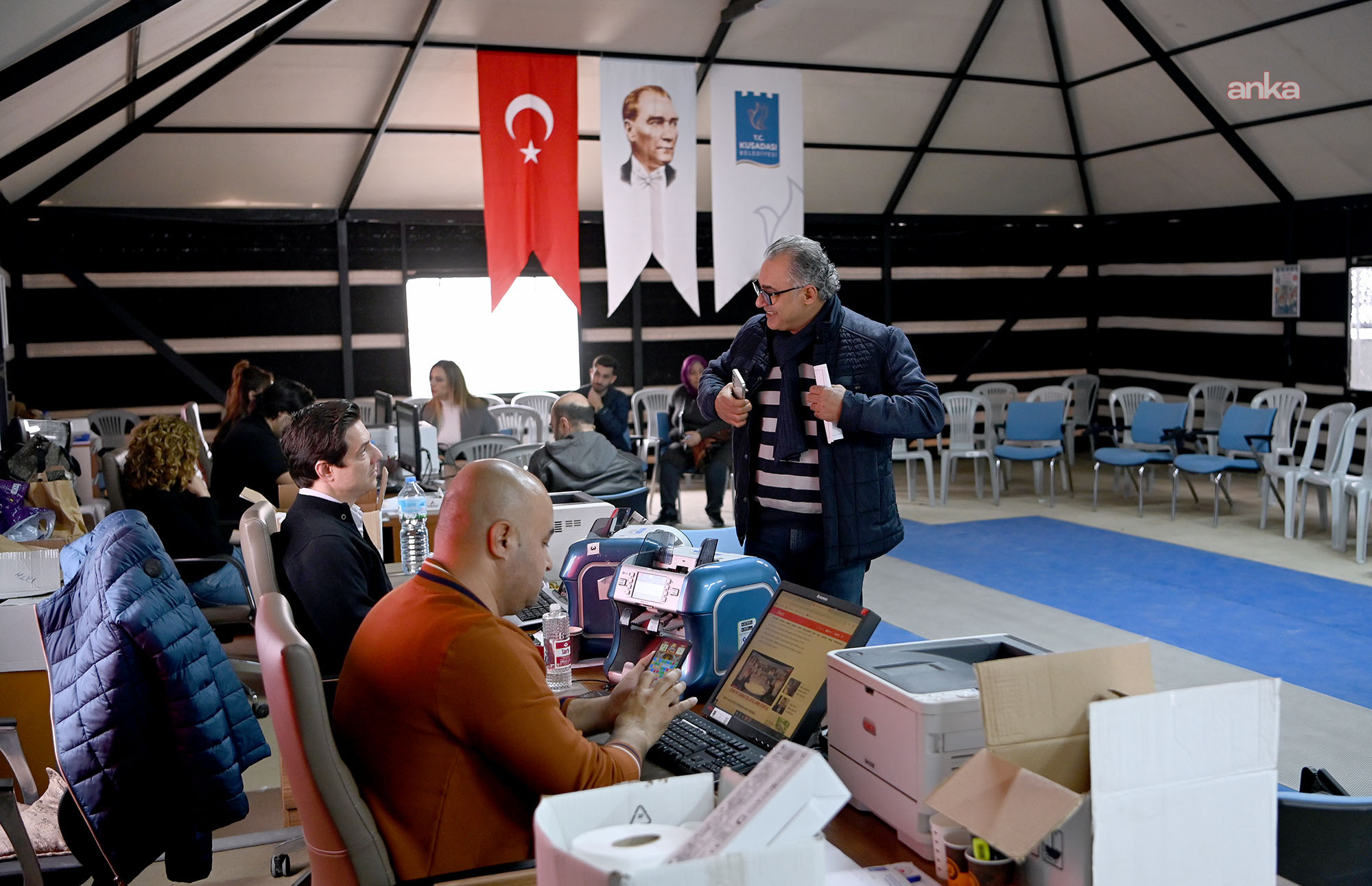 Kuşadası Belediyesi’nin Yörük Hizmet Çadırı’nda işlemler kısa sürede tamamlanıyor