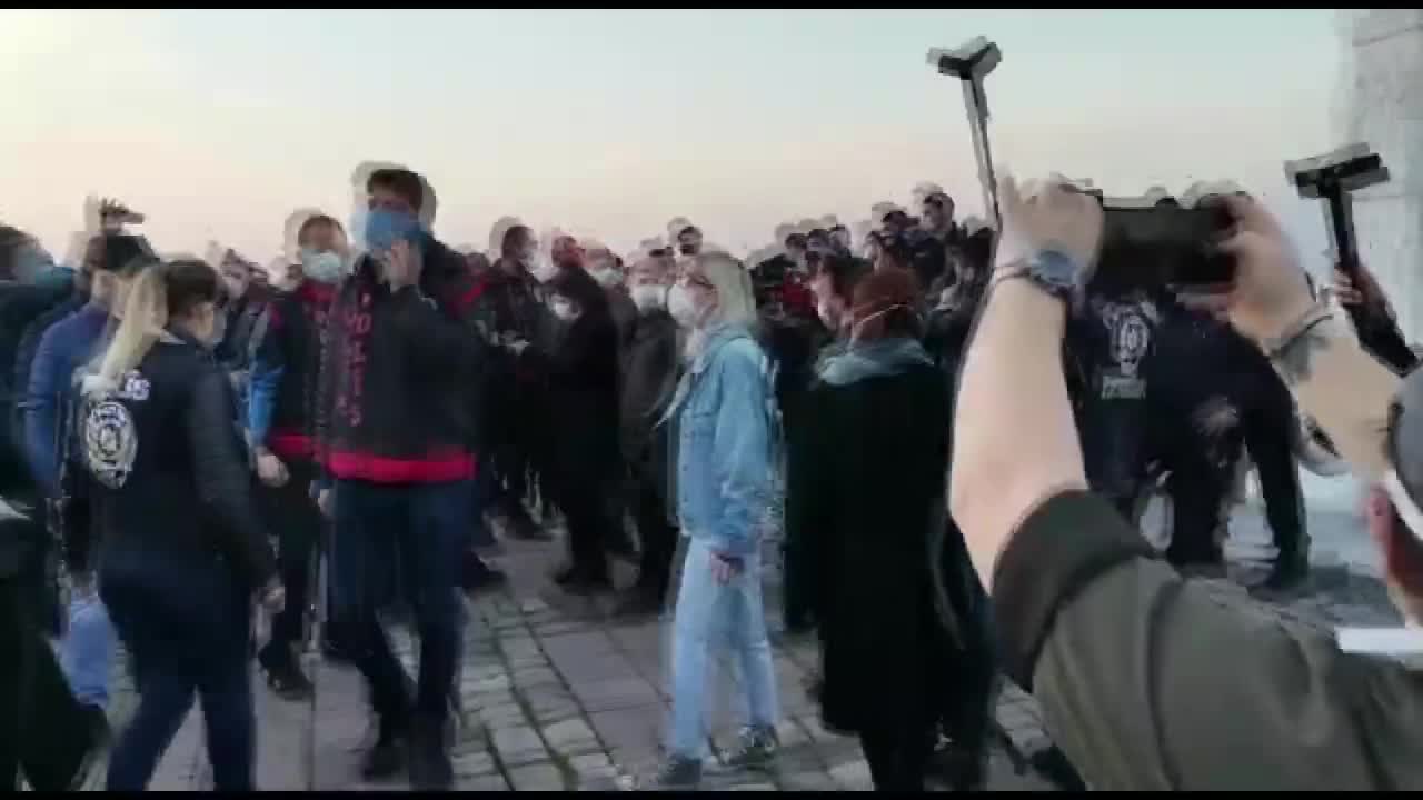 İZMİR'DE POLİSİN SERT MÜDAHALESİ ÜZERİNE VATANDAŞ POLİSLE TARTIŞTI