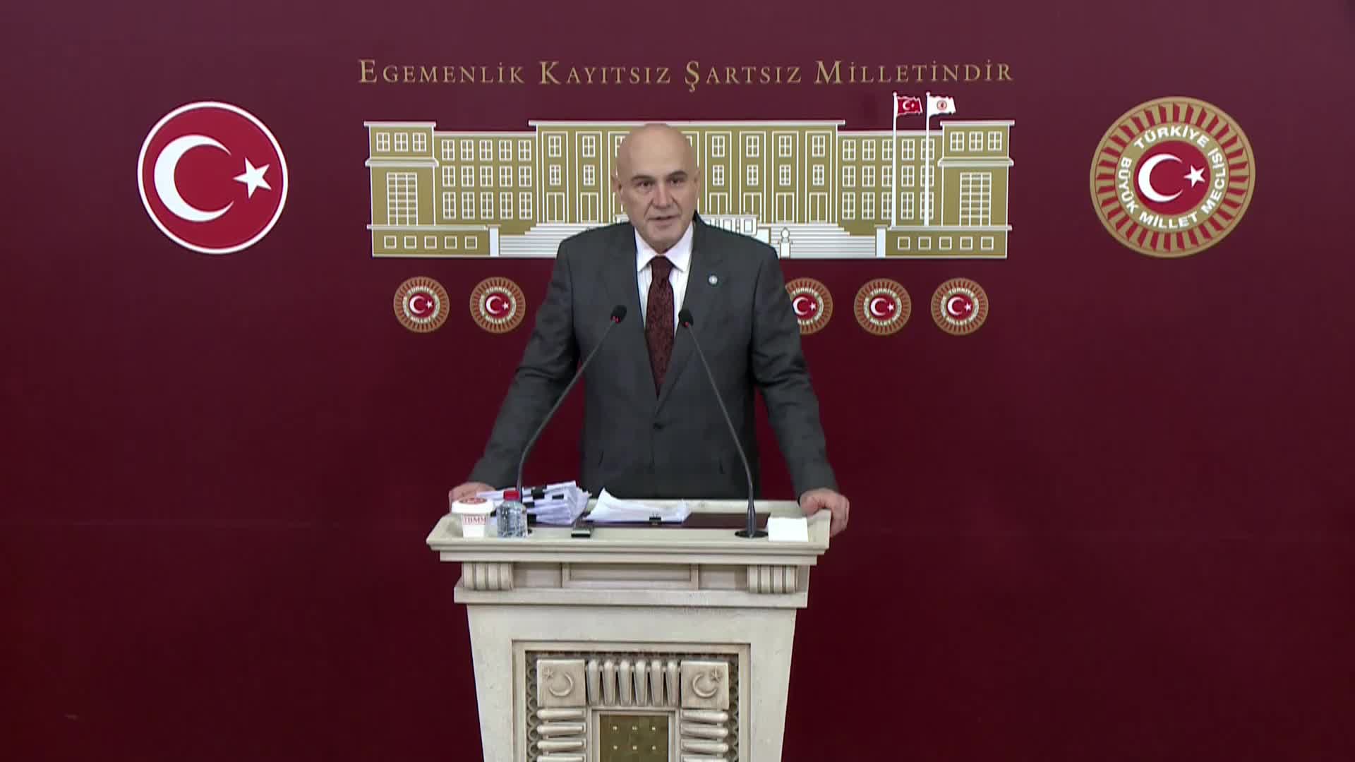 Meclis'teki yemin kavgası...Turhan Çömez: Türkiye Cumhuriyeti devleti böyle yönetilmeyi ve Gazi Meclis bu şekilde idare edilmeyi hak etmiyor