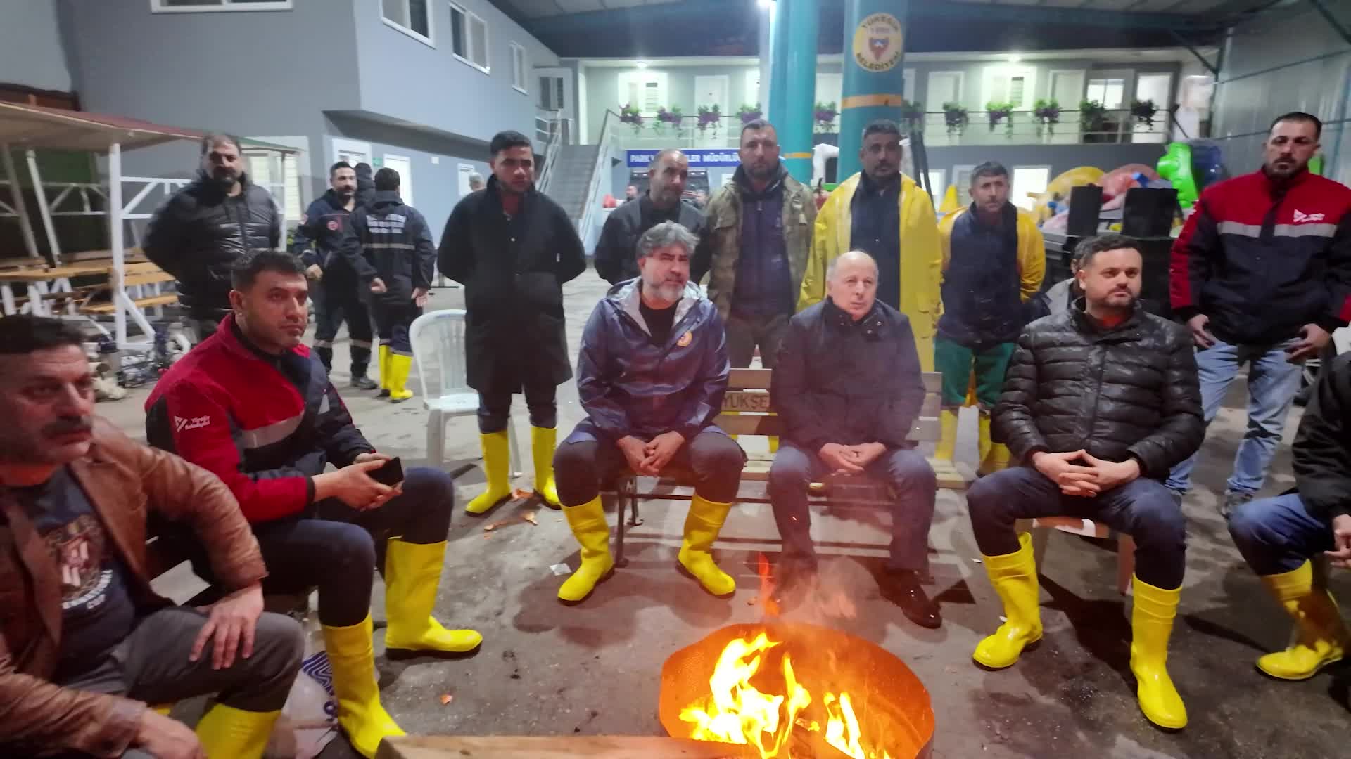 Yüreğir Belediye Başkanı Demirçalı yoğun yağış altında belediye ekipleri ile sahadaydı