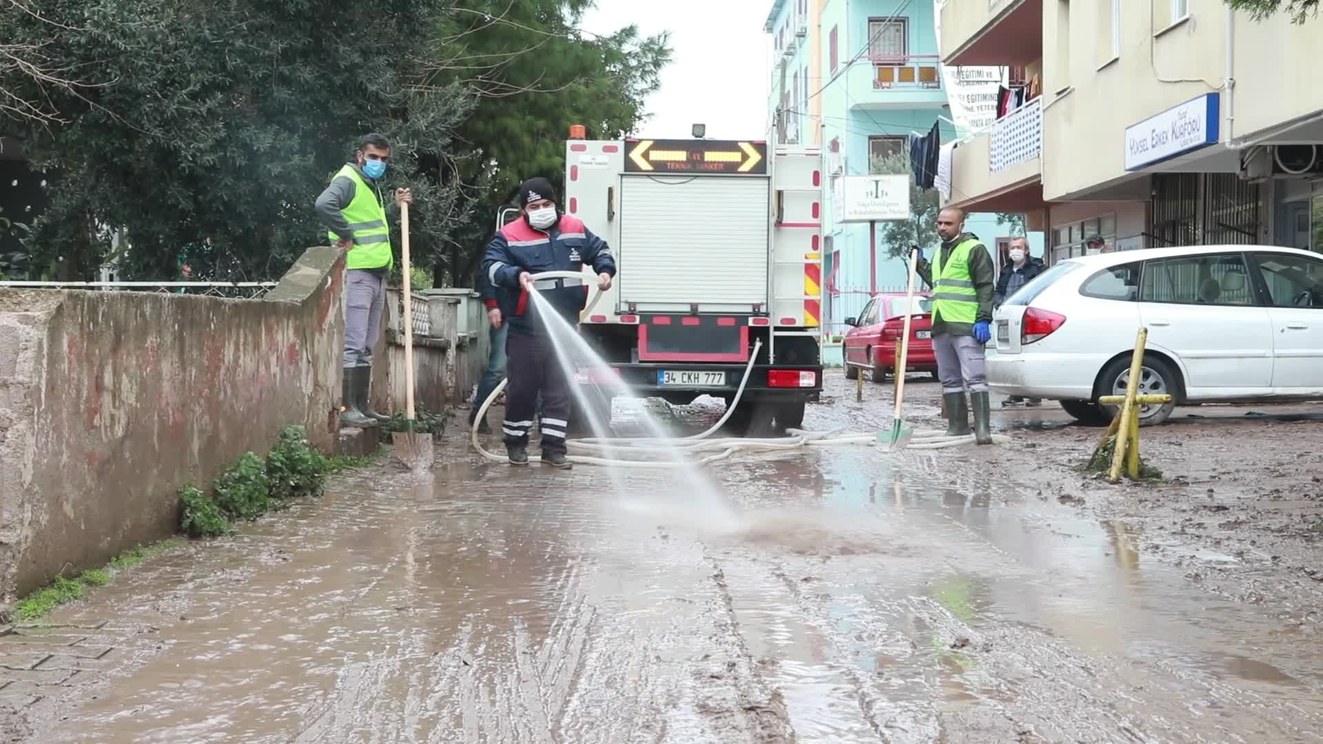 BAYRAKLI BELEDİYE BAŞKANI SANDAL, SEL FELAKETİNDEN ETKİLENEN VATANDAŞLARI ZİYARET ETTİ