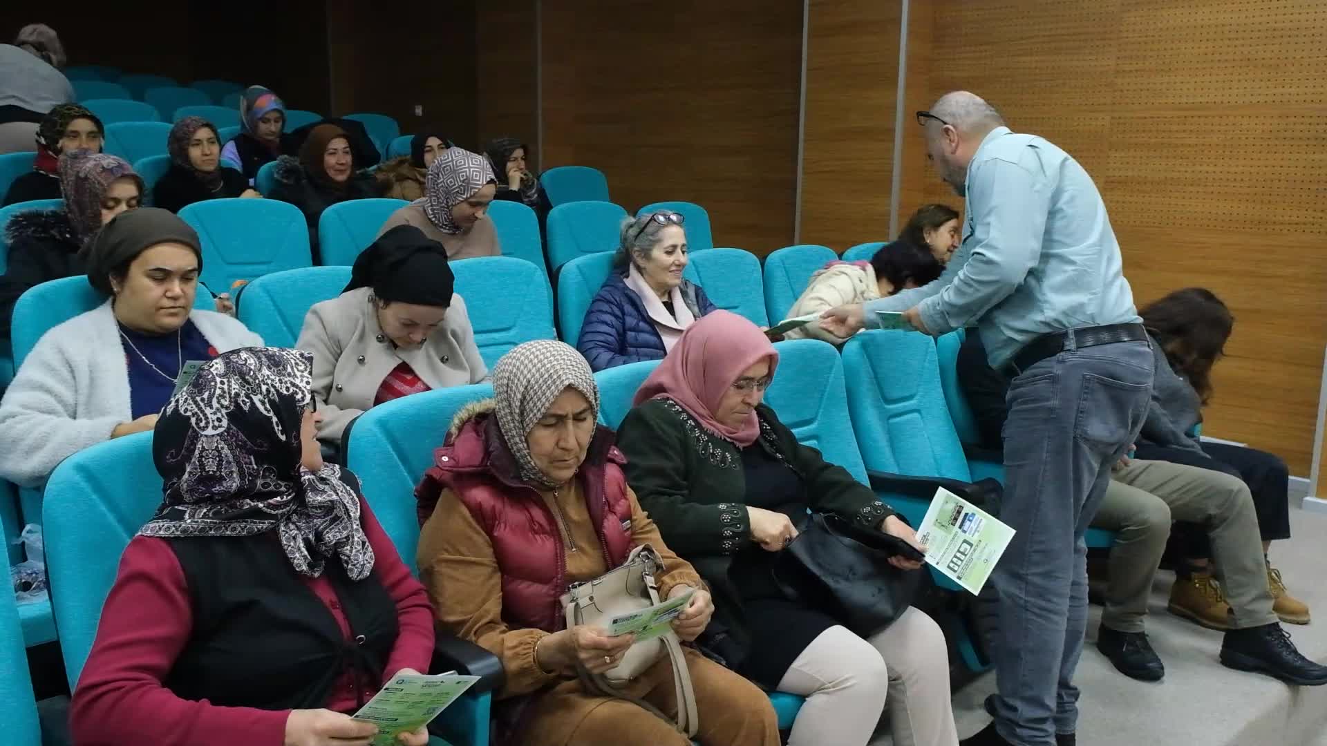 Antalya Büyükşehir Belediyesi, Finikeli kadınlara "Çevre Dostu Çiftçi Kart"ı tanıttı