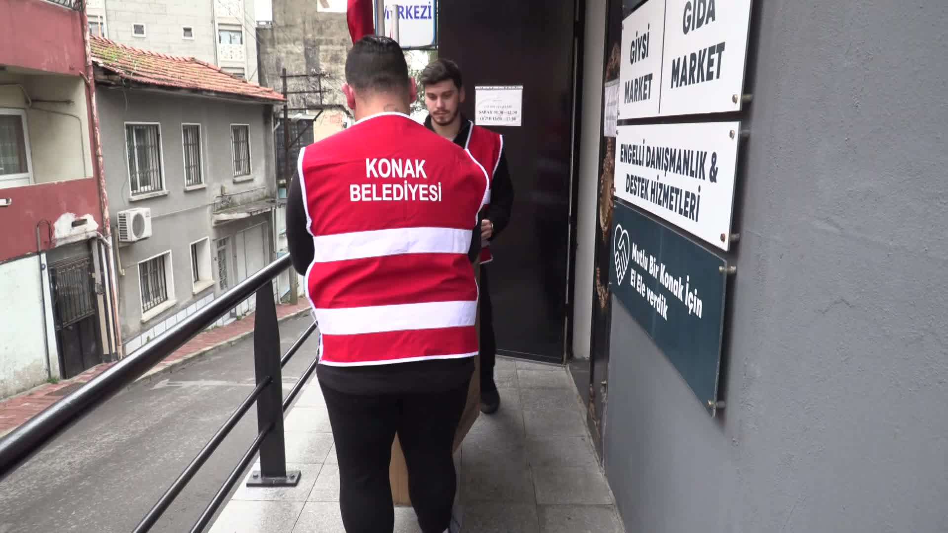 Konak Belediyesi sayesinde ihtiyaç sahibi tekerlekli sandalyesine kavuştu