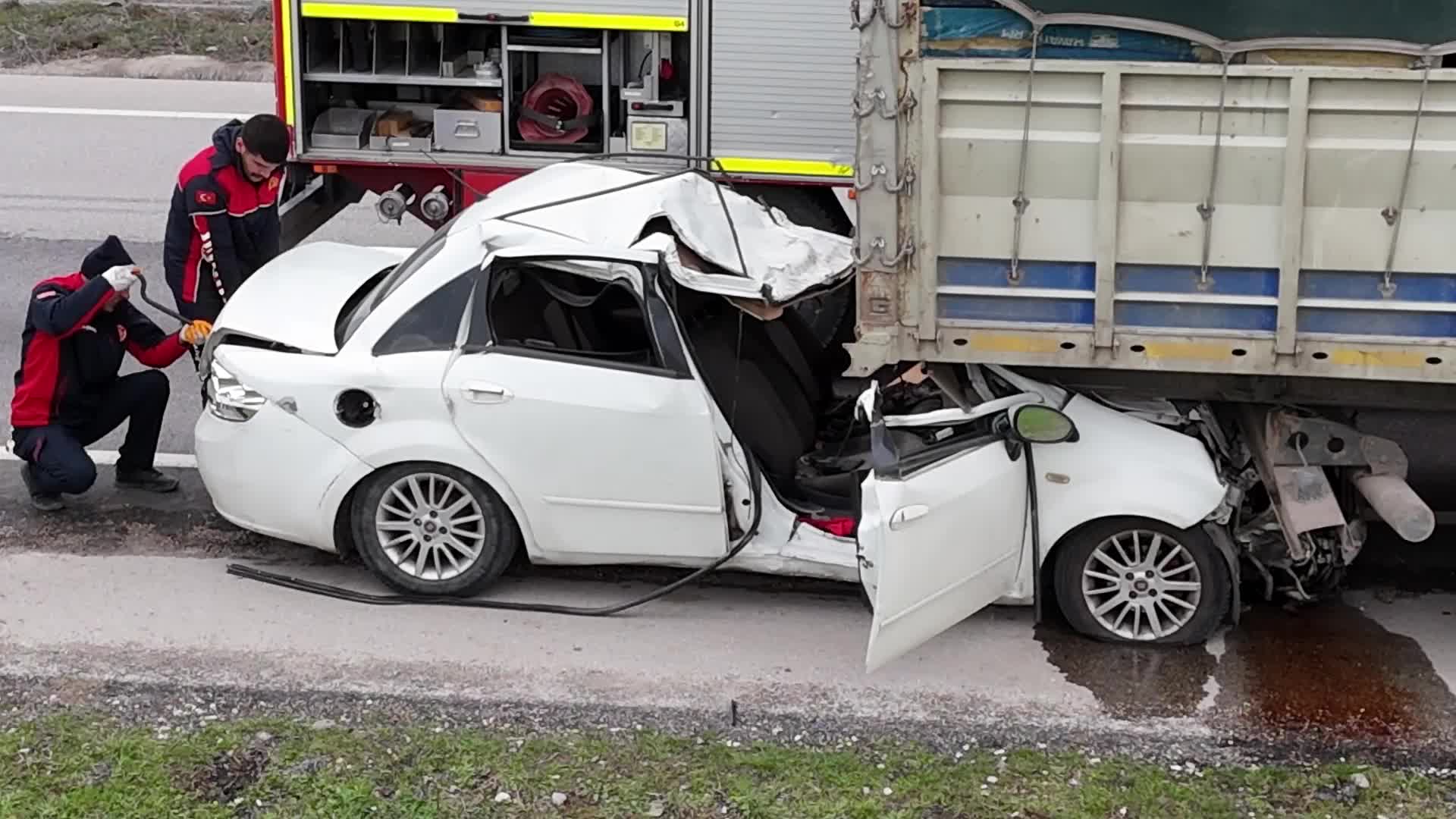 Amasya'da otomobil tıra arkadan çarptı: 2 kişi öldü