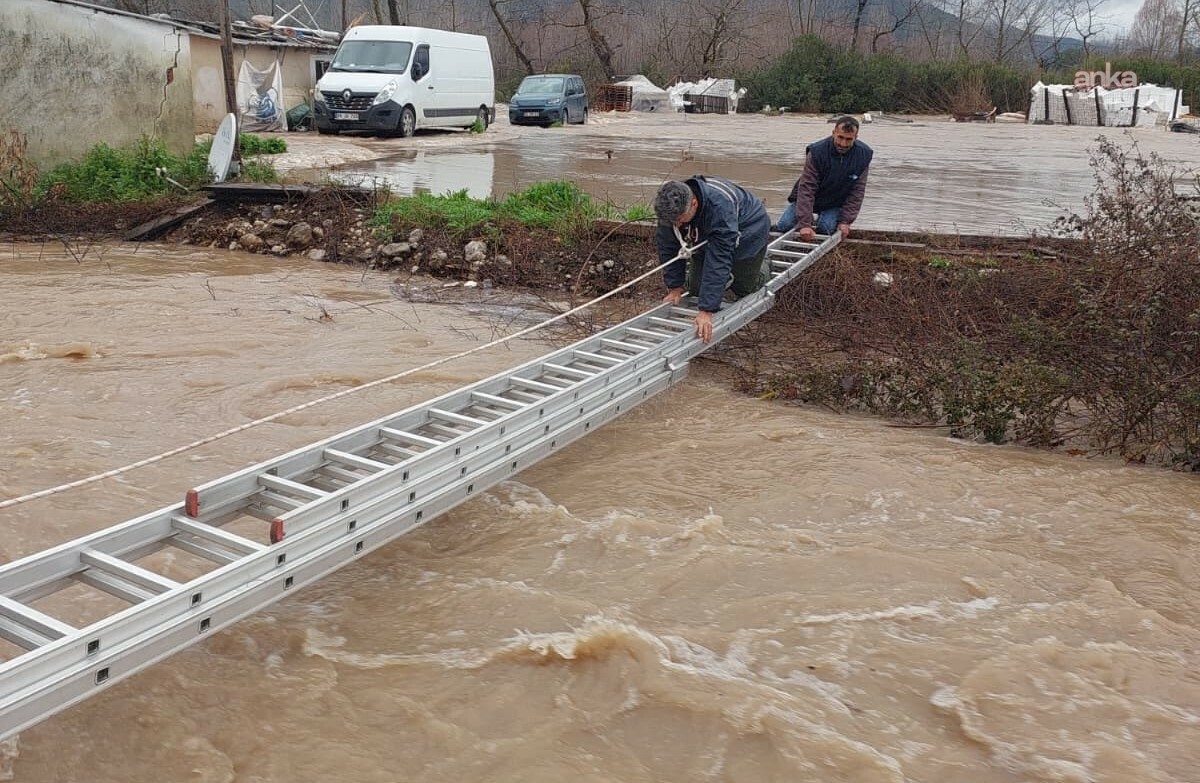 Muğla Büyükşehir Belediyesi, Seydikemer’de mahsur kalan vatandaşları kurtardı