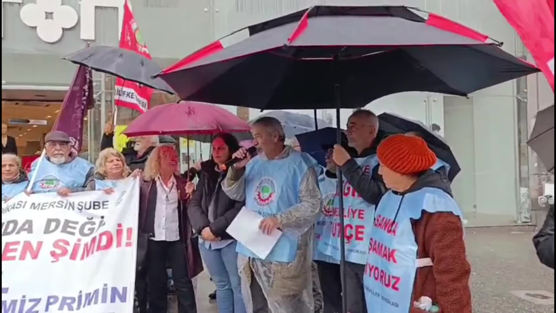 Mersin'de emekliler yağmura rağmen sokaklara çıktı: Sabredecek halimiz, dayanacak takatimiz kalmadı
