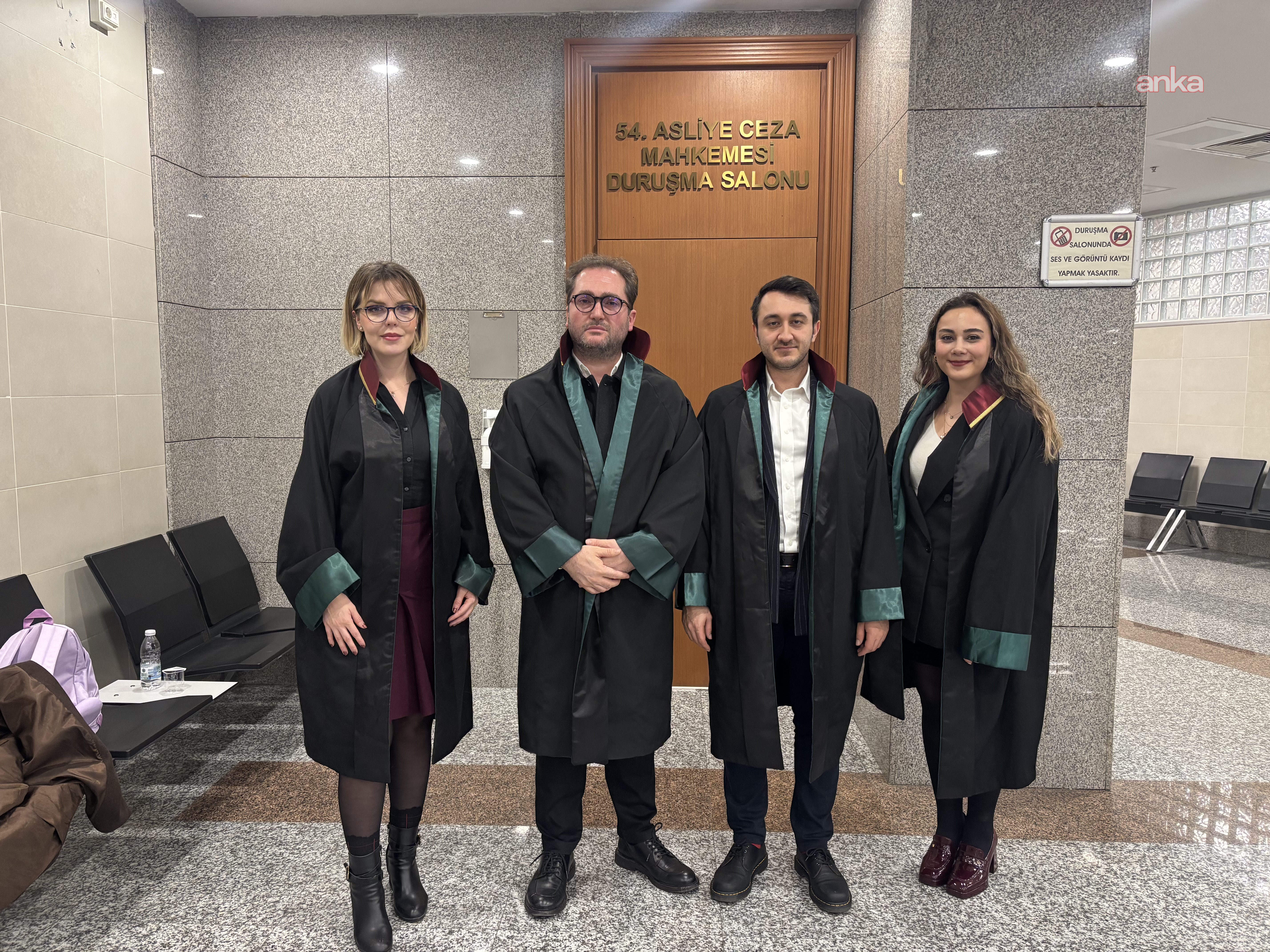 HALK TV’nin “Bilirkişi Davası”… Zorla getirme kararı bulunan bilirkişinin ifadesi duruşmadan önce alındı, avukatlar reddi hakim talebinde bulundu