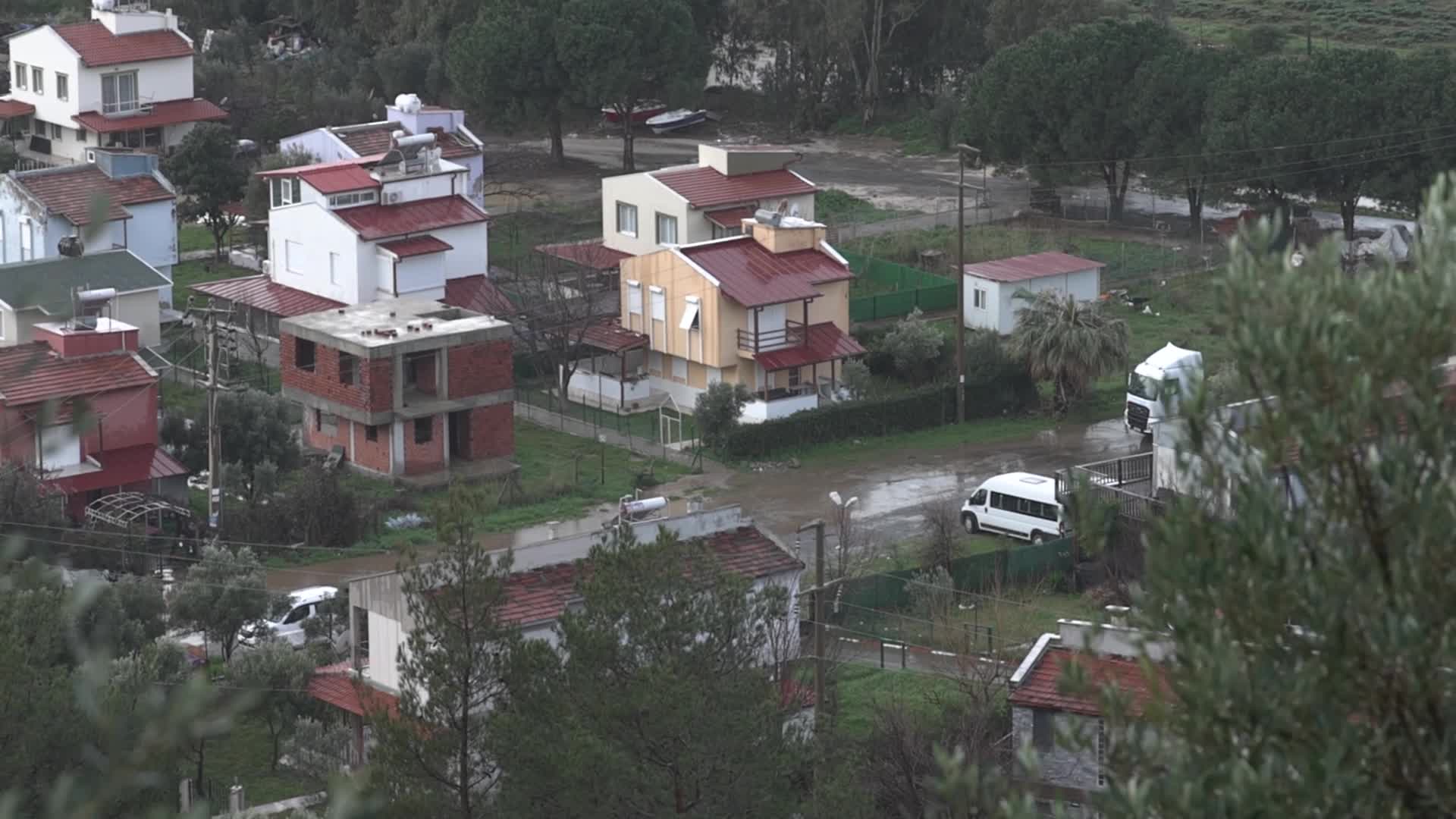 İzmir Büyükşehir Belediyesi’nin yağış seferberliği sürüyor