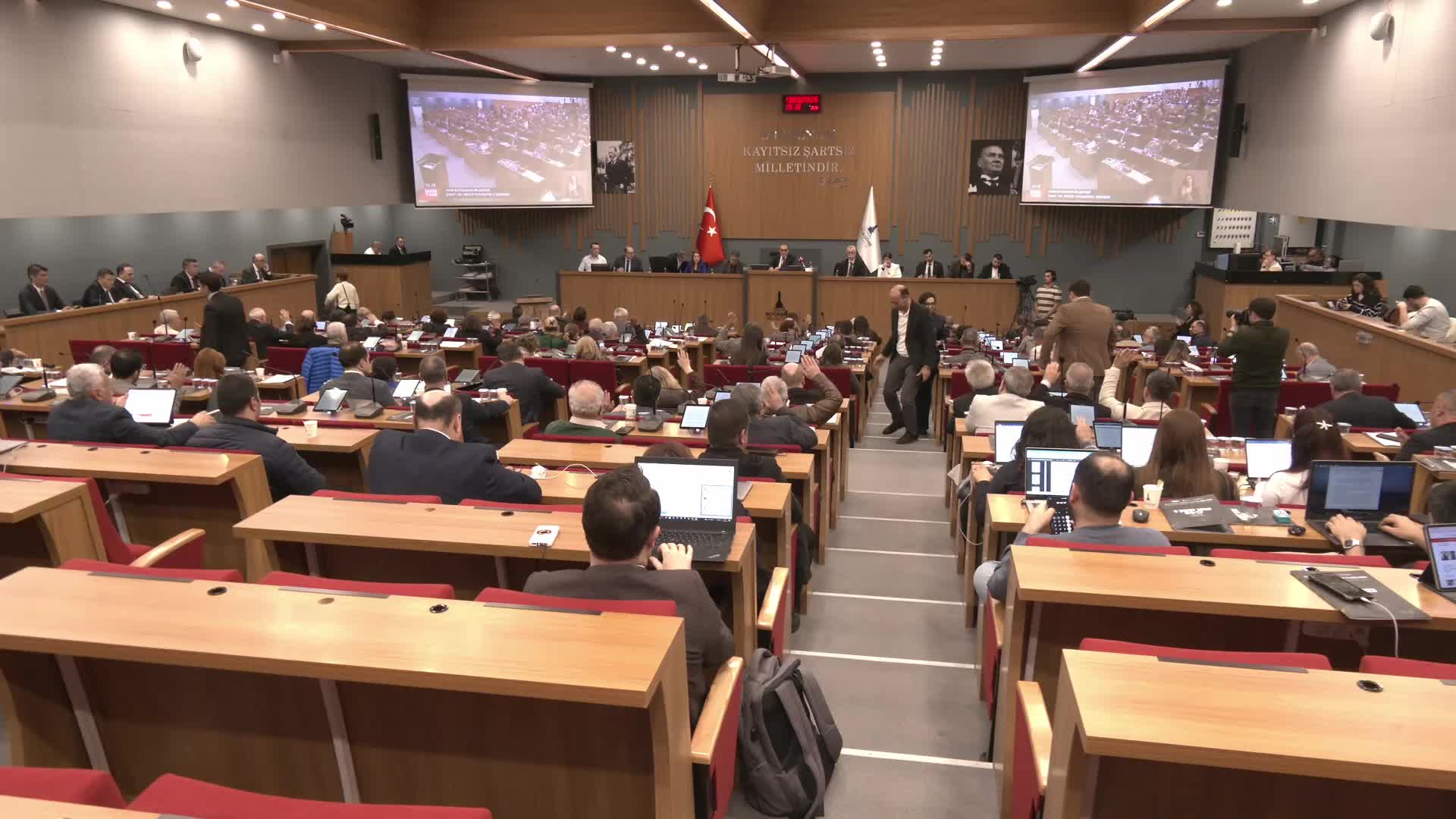İzmir Büyükşehir Meclisi’nde “Akın Gürlek” tartışması yeniden gündemde
