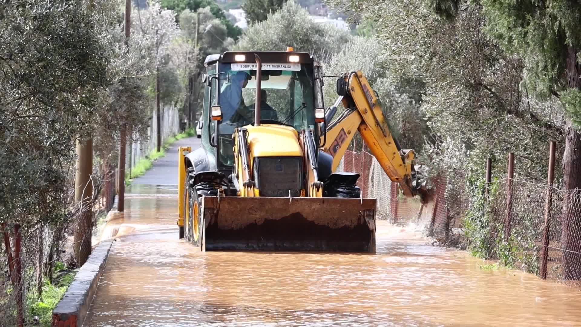Bodrum Belediye Başkanı Mandalinci, taşkınların yaşandığı Kızılağaç’ta incelemelerde bulundu