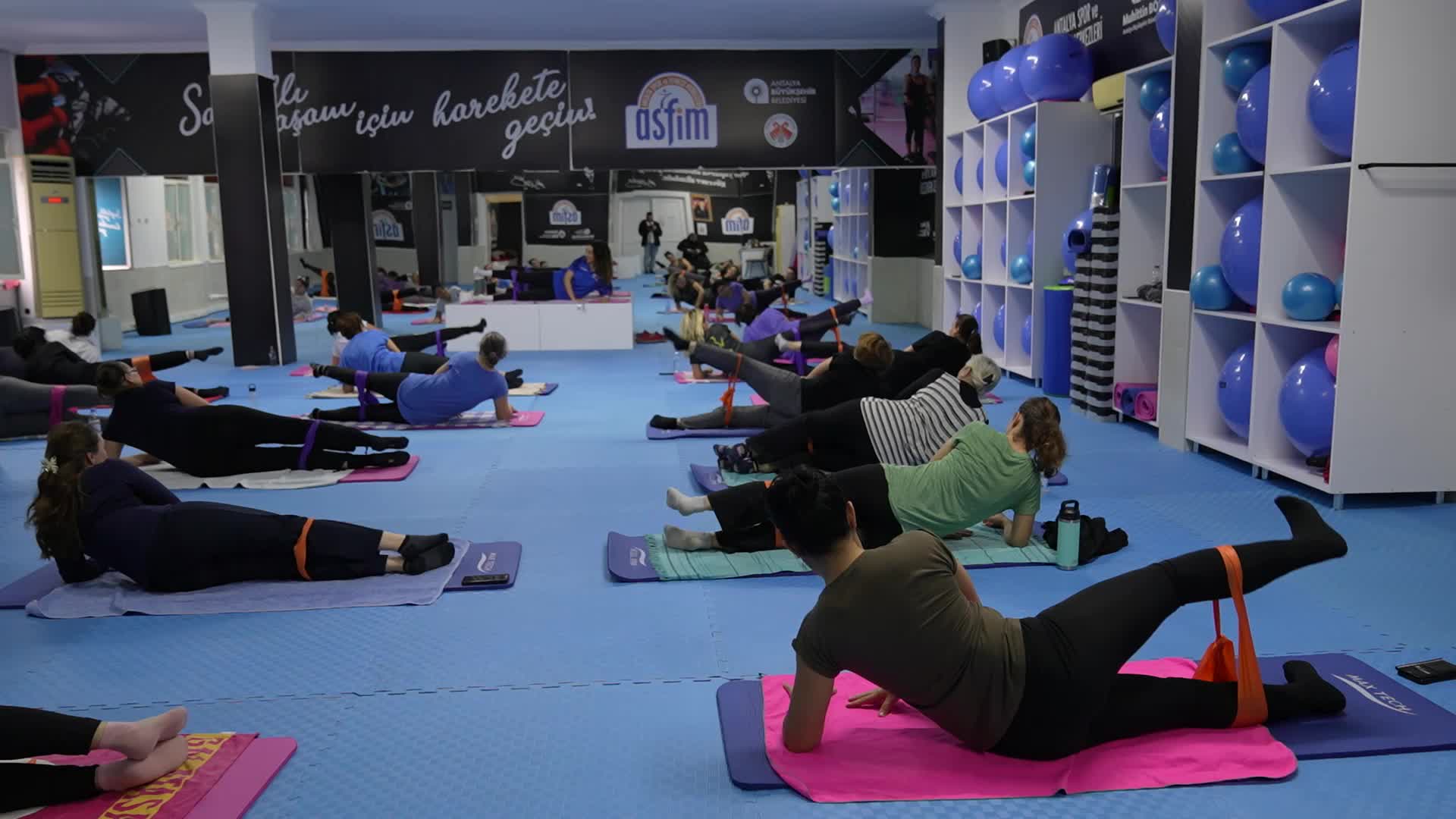 Antalya Büyükşehir Belediyesi'nin ücretsiz spor kurslarına yoğun ilgi