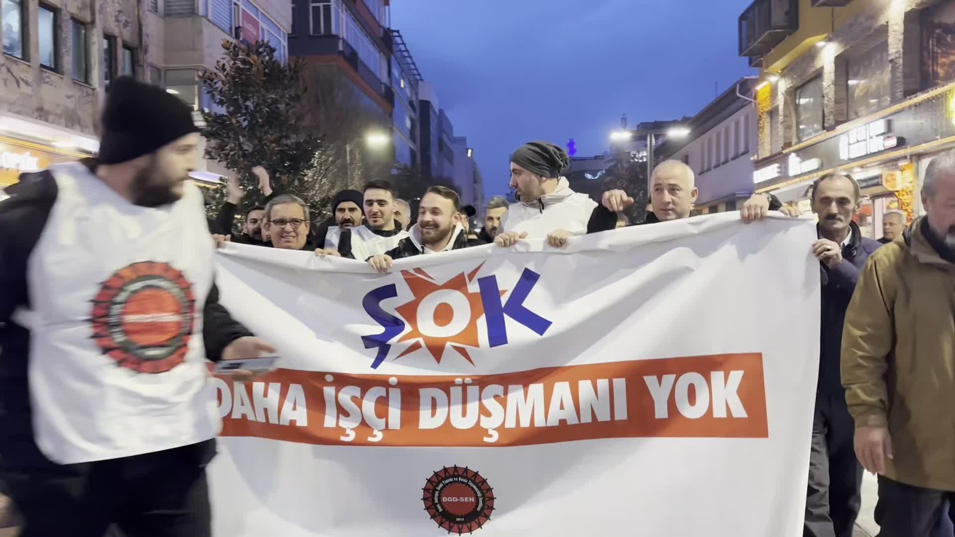 İşten çıkarılan ŞOK Depo işçileri Trabzon'da yürüdü: Alın terimizin karşılığı sistemli şekilde gasp edilmekte