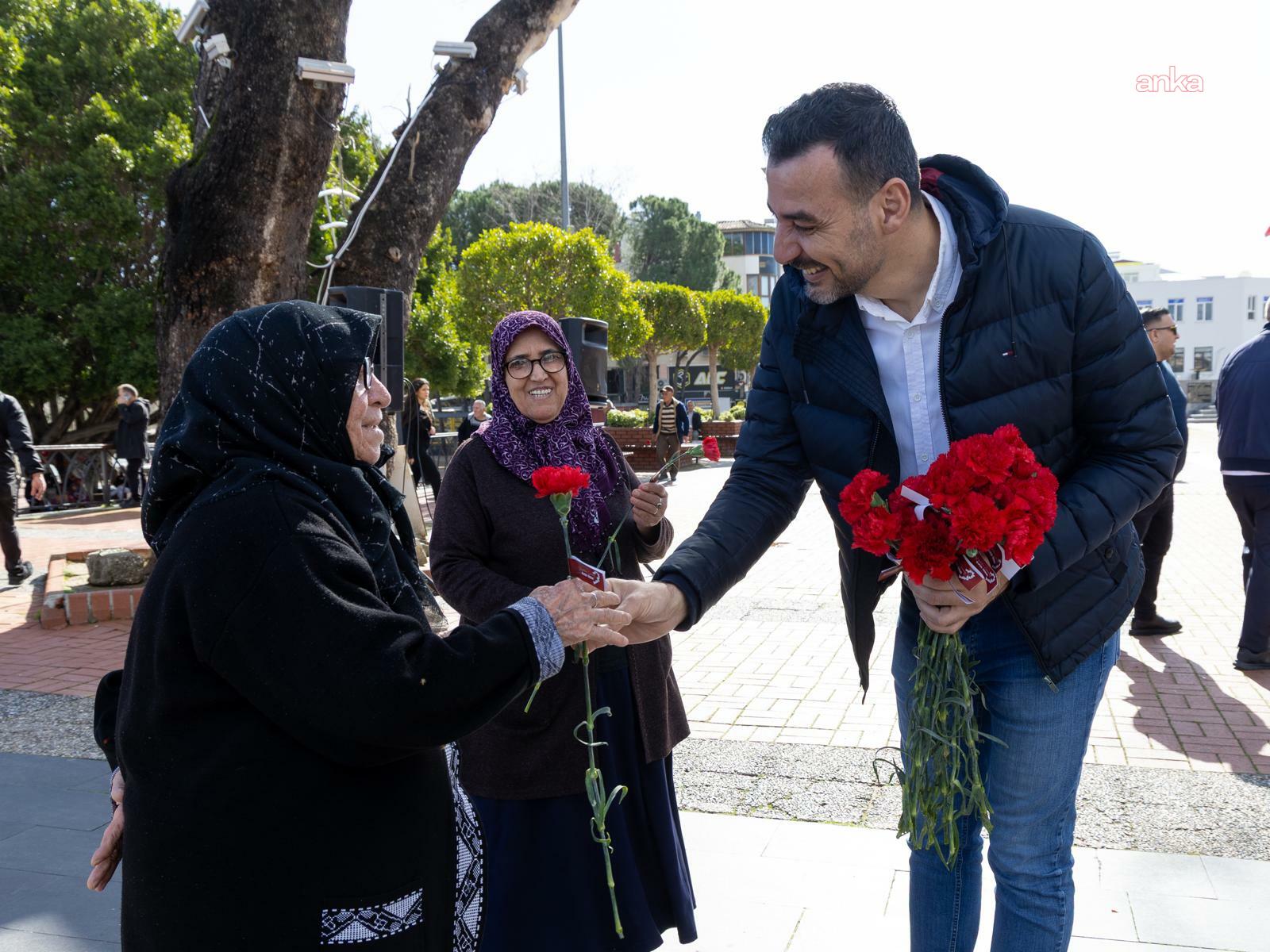Manavgat Belediye Başkan Vekili Mehmet Çiçek, meydanda vatandaşlara çiçek dağıttı