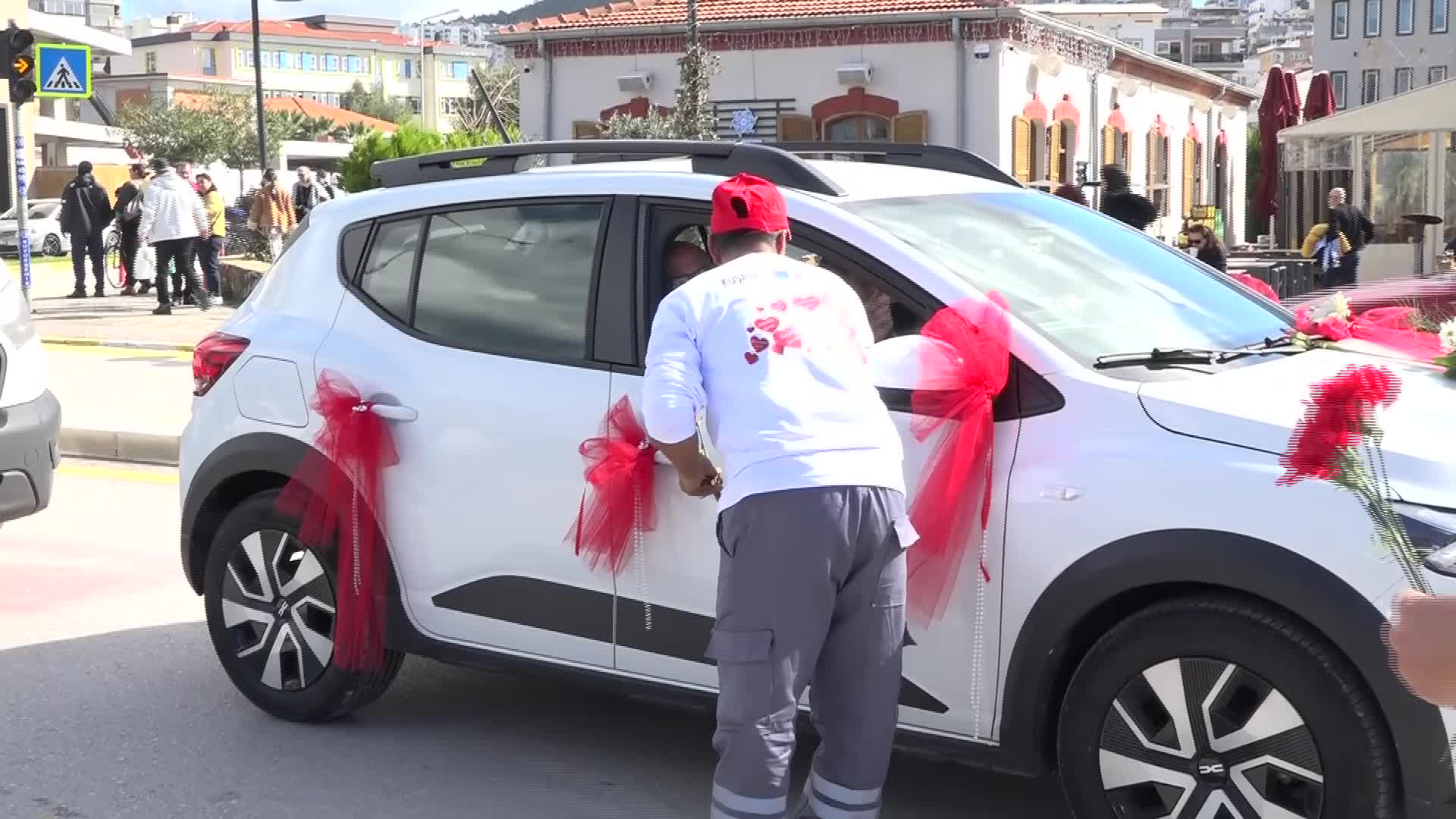 Kuşadası Belediyesi Temizlik İşleri ekipleri, vatandaşlara karanfil dağıttı