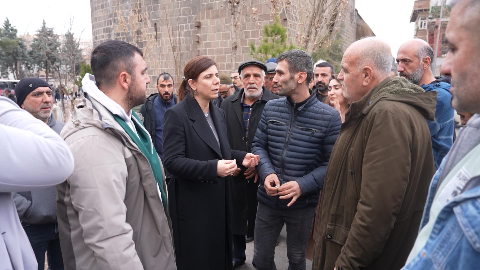 Diyarbakır’da yaşanan seyyar satıcı gerginliği sonrası esnaf ve Büyükşehir Belediye Eş Başkanı Bucak'tan ortak açıklama: Ortak bir çözüm geliştireceğiz