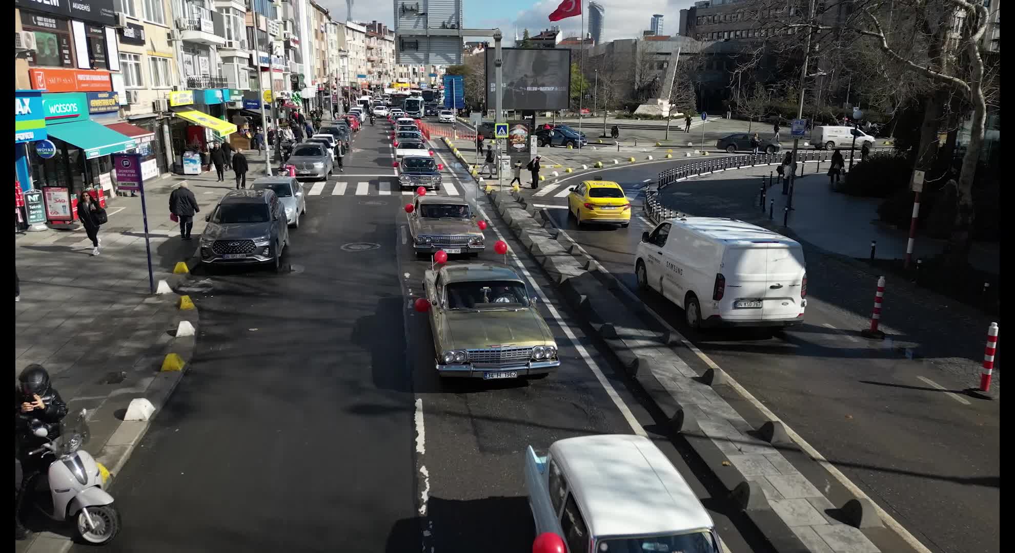 Kadıköy Belediyesi'nden 14 Şubat'a özel "Sevgililer Günü Konvoyu"