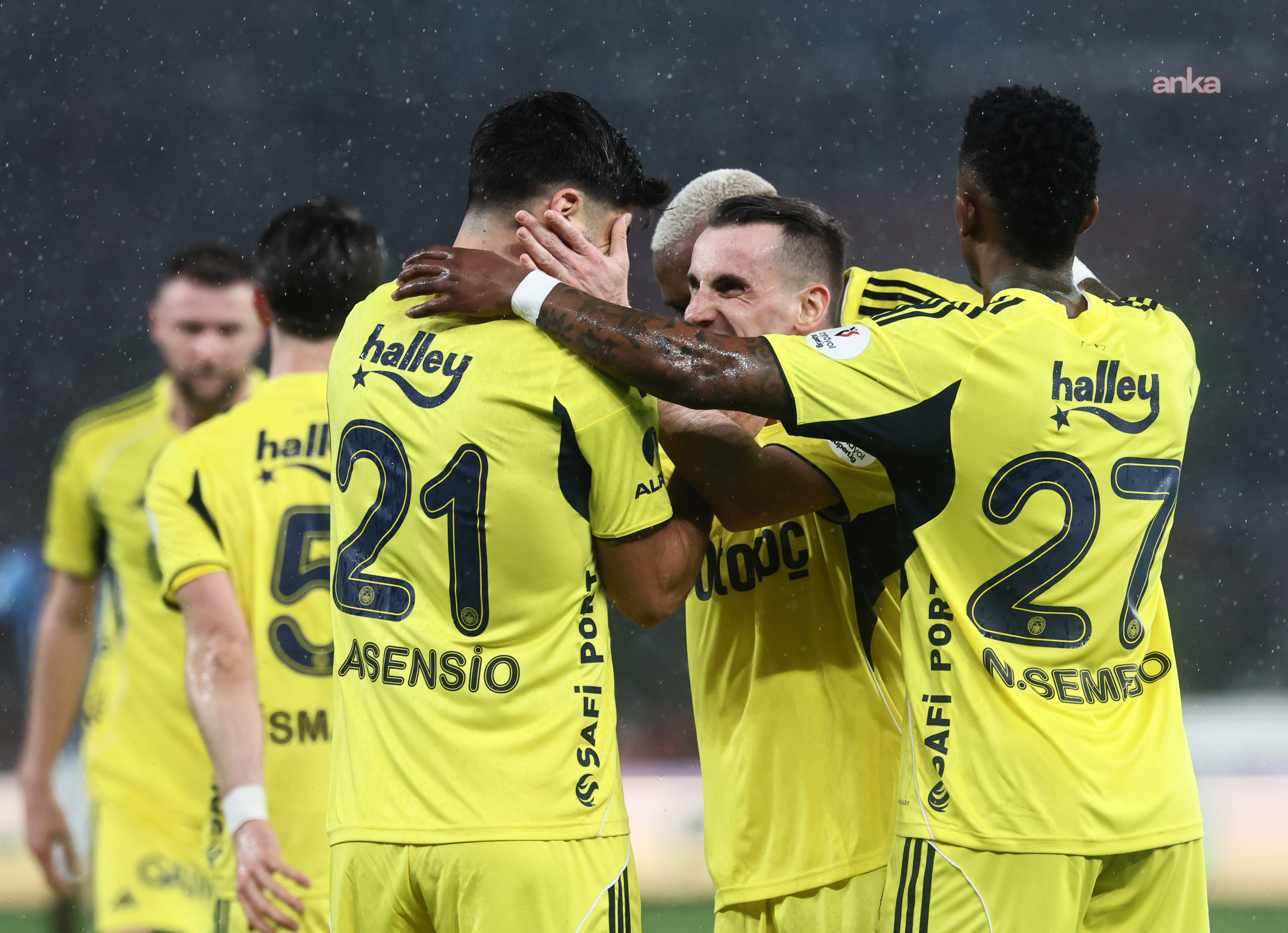 Fenerbahçe, Trabzonspor'u 3-2 mağlup etti