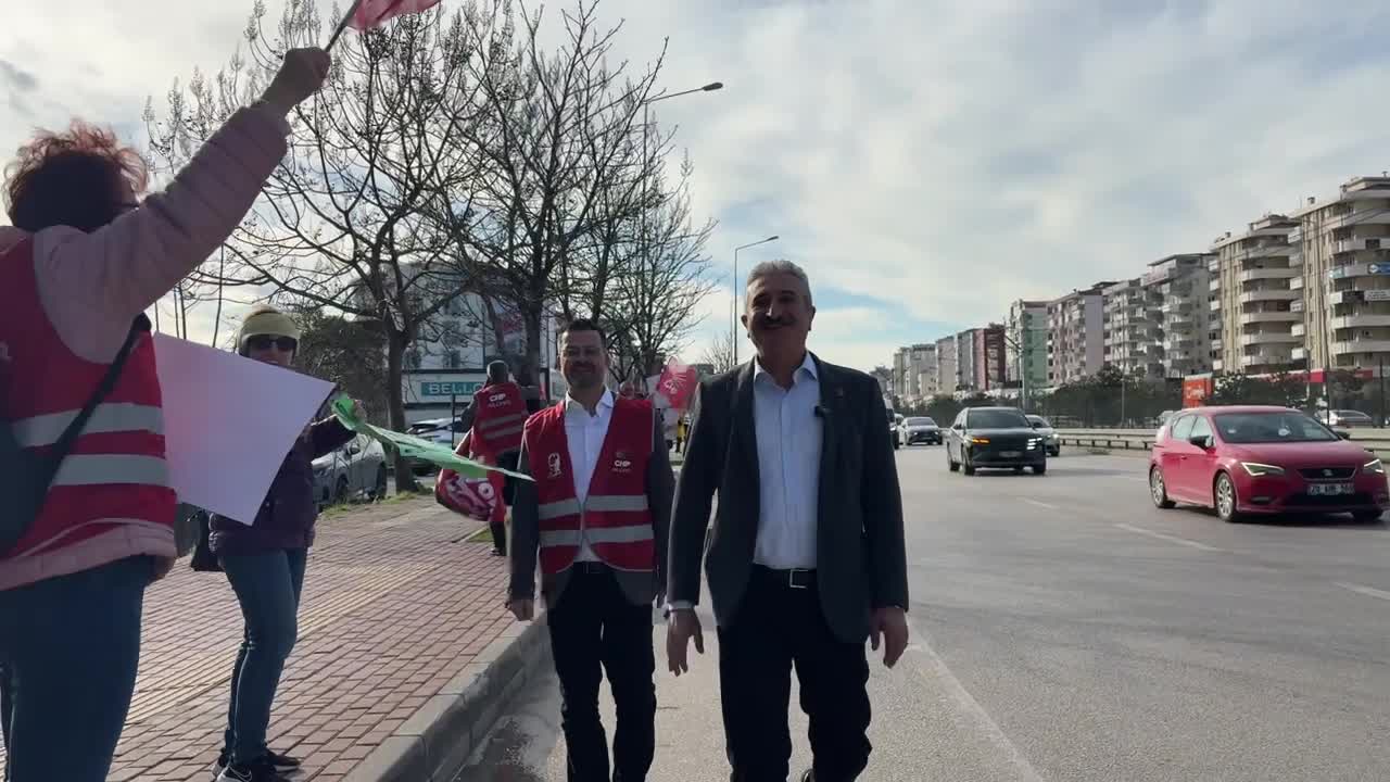 Bursa'da vatandaşlardan kornalı ‘Geçinemiyoruz’ eylemi: Bu kadar zengin bir ülkede sefalet niye?
