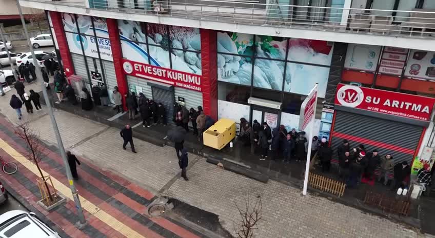Van’da ESK önünde “ucuz et” kuyruğu... Vatandaşlar mağaza açılmadan saatler öncesinde kuyruğa giriyor