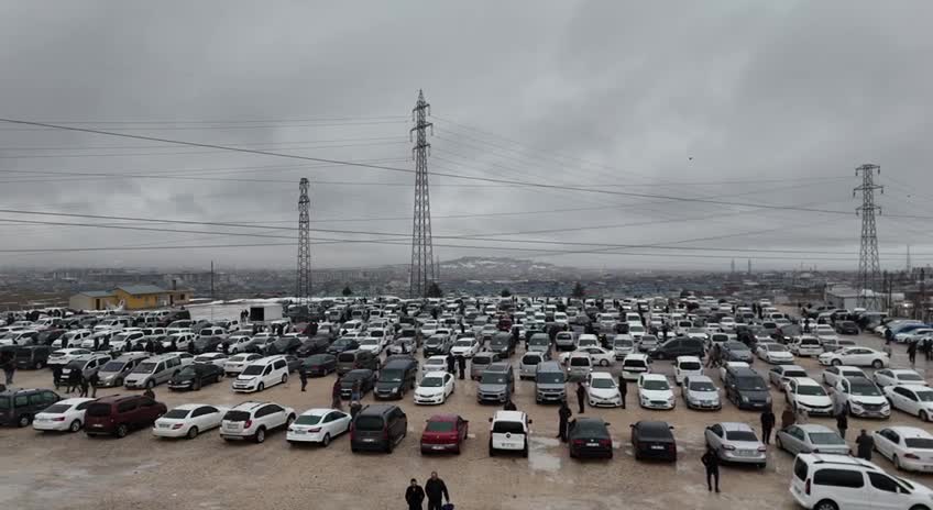 Van’da ikinci el oto pazarı durgun: "Millet parasını altına yatırmış. Araba 7 aydır burada yatıyor"