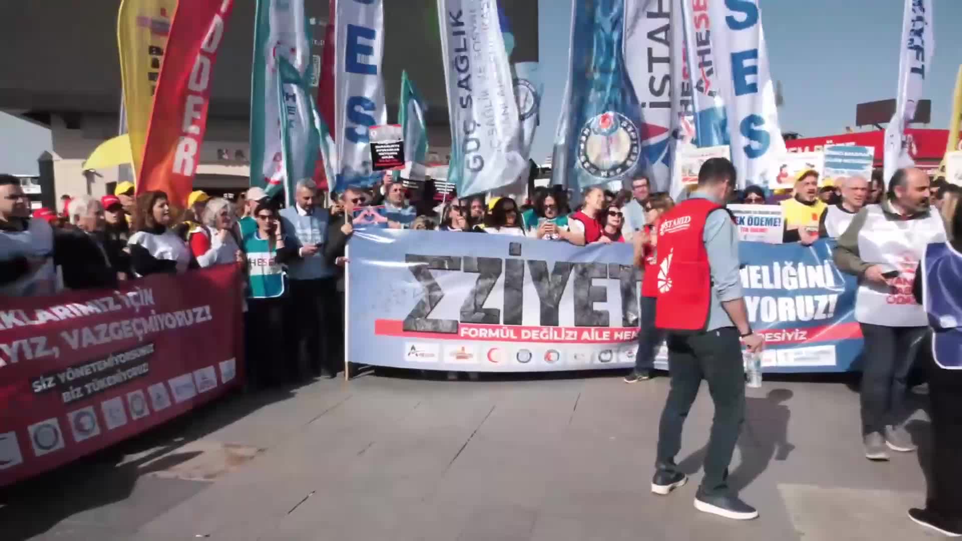 Hekimler ve sağlık çalışanlarından Kadıköy’de eylem: İstatistik üretmek için değil, insan sağlığını korumak için buradayız